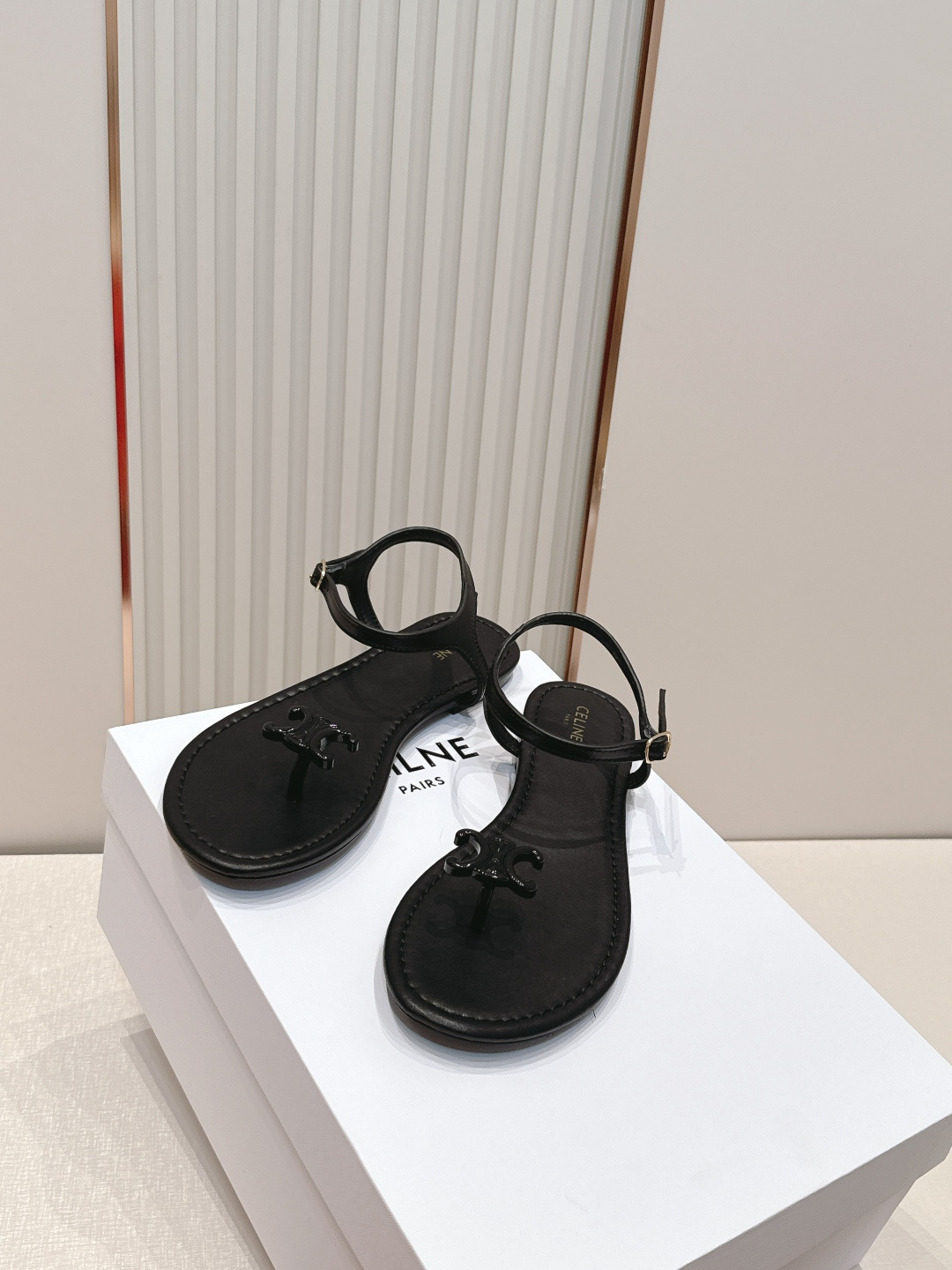 Celine/赛琳26WF新品凯旋门全真皮夹脚凉鞋将法式松弛感与复古经典完美融合成为夏日不可或缺的时尚单
