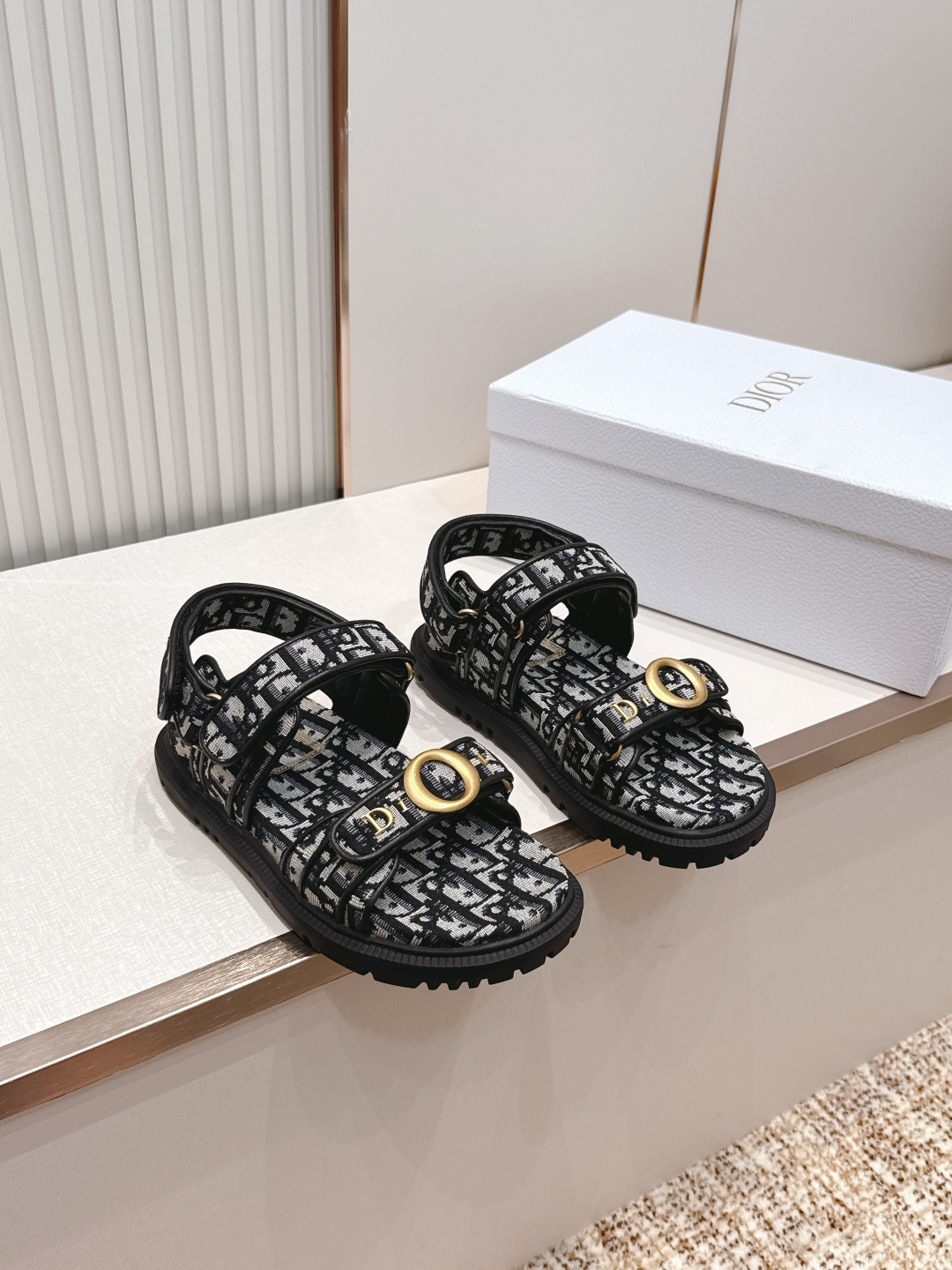 NO:816364,New hardware buckles and new colors!  !  Sandals + slippers classic upgraded version Dior Dior 2026 latest Velcro sandals and slippers series original replica high version super durable and versatile style very comfortable on the foot, slim and white, original customized upper, original d hardware buckle, original TPU outsole, size 35-41, size 42, sandals, dior, dior, sandals, slippers19860909新五金扣新色系！！凉鞋+拖鞋经典升级版 Dior迪奥2026 最新魔术贴凉鞋拖鞋系列 原版复刻 高版本 超耐看超百搭款 上脚非常舒适 显瘦又显白 鞋面原版定制鞋面,原版d五金扣 ,原版TPU大底 码数35-41 42码,凉鞋,dior,dior,sandals,slippers,Women's Shoes