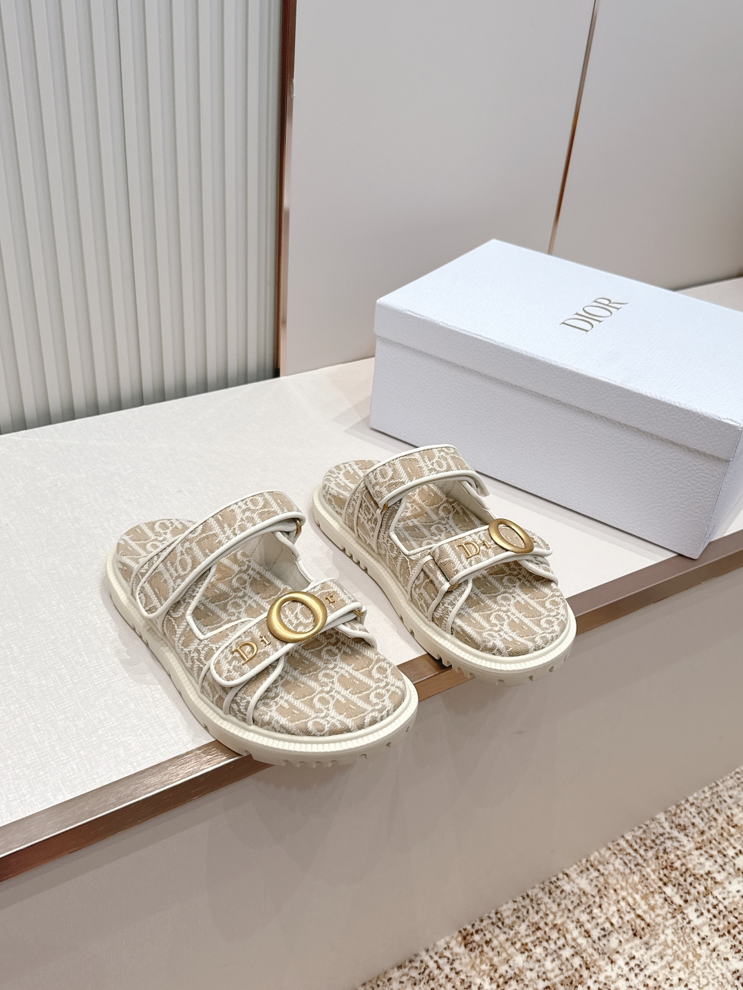 NO:816368,New hardware buckles and new colors!  !  Sandals + Slippers P Classic Upgraded Version Dior Dior 2026 Latest Velcro Sandals and Slippers Series Original Replica High Version Super Durable and Versatile Very Comfortable on the Foot, Slim and White Original Customized Upper, Original D Hardware Buckle, Original TPU Outsole Size 35-41 Size 42, Sandals, dior, dior, sandals, slippers19860909新五金扣新色系！！凉鞋+拖鞋 P经典升级版 Dior迪奥2026 最新魔术贴凉鞋拖鞋系列 原版复刻 高版本 超耐看超百搭款 上脚非常舒适 显瘦又显白 鞋面原版定制鞋面,原版d五金扣 ,原版TPU大底 码数35-41 42码,凉鞋,dior,dior,sandals,slippers,Women's Shoes