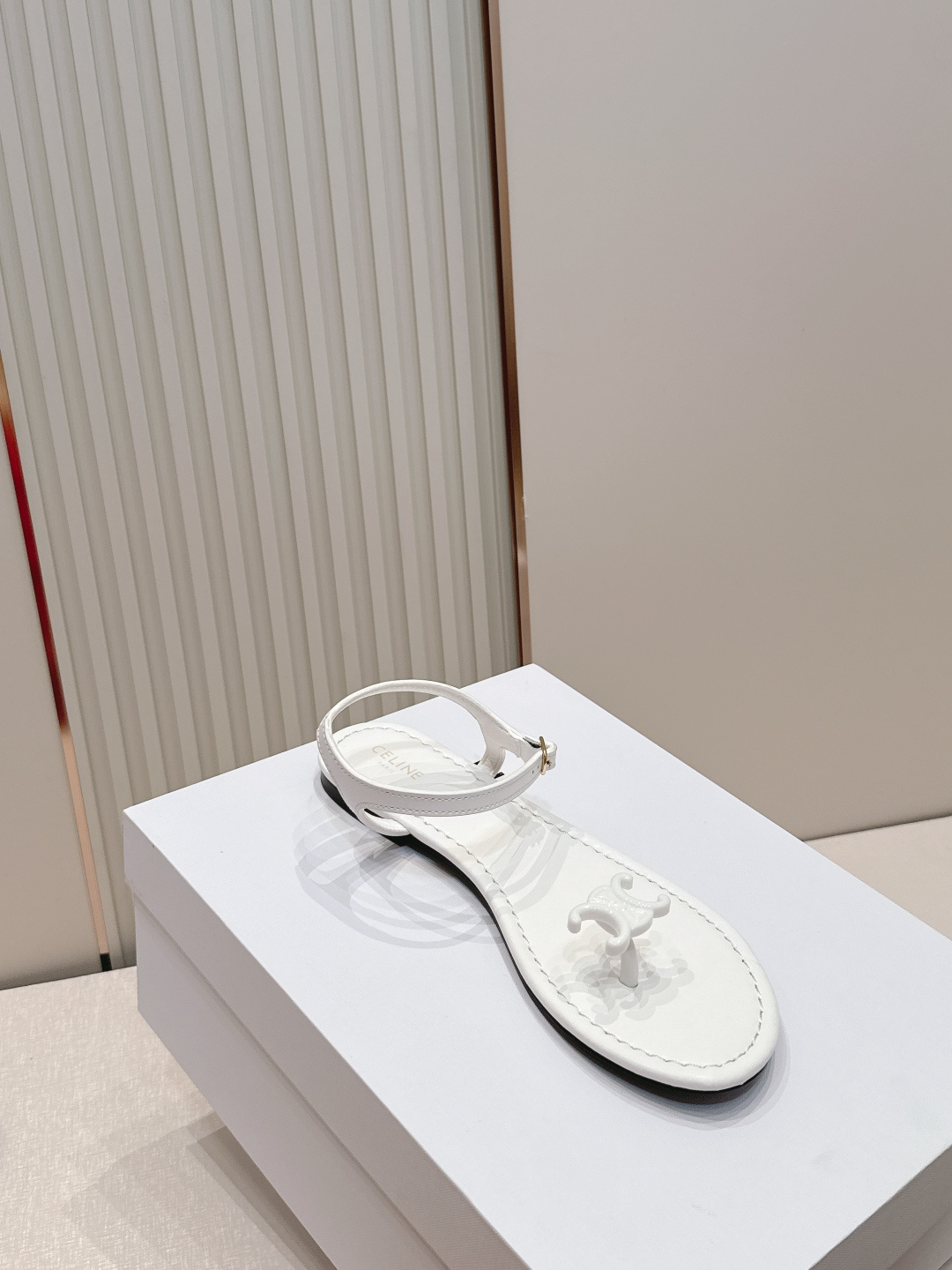 Celine/赛琳26WF新品凯旋门全真皮夹脚凉鞋将法式松弛感与复古经典完美融合成为夏日不可或缺的时尚单