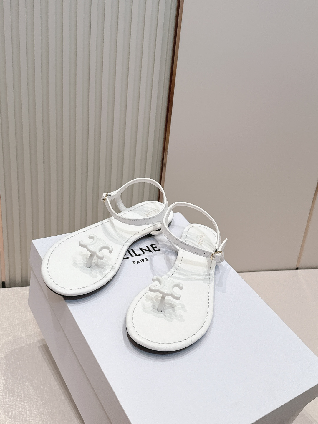 Celine/赛琳26WF新品凯旋门全真皮夹脚凉鞋将法式松弛感与复古经典完美融合成为夏日不可或缺的时尚单