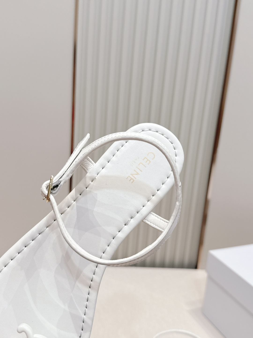 Celine/赛琳26WF新品凯旋门全真皮夹脚凉鞋将法式松弛感与复古经典完美融合成为夏日不可或缺的时尚单