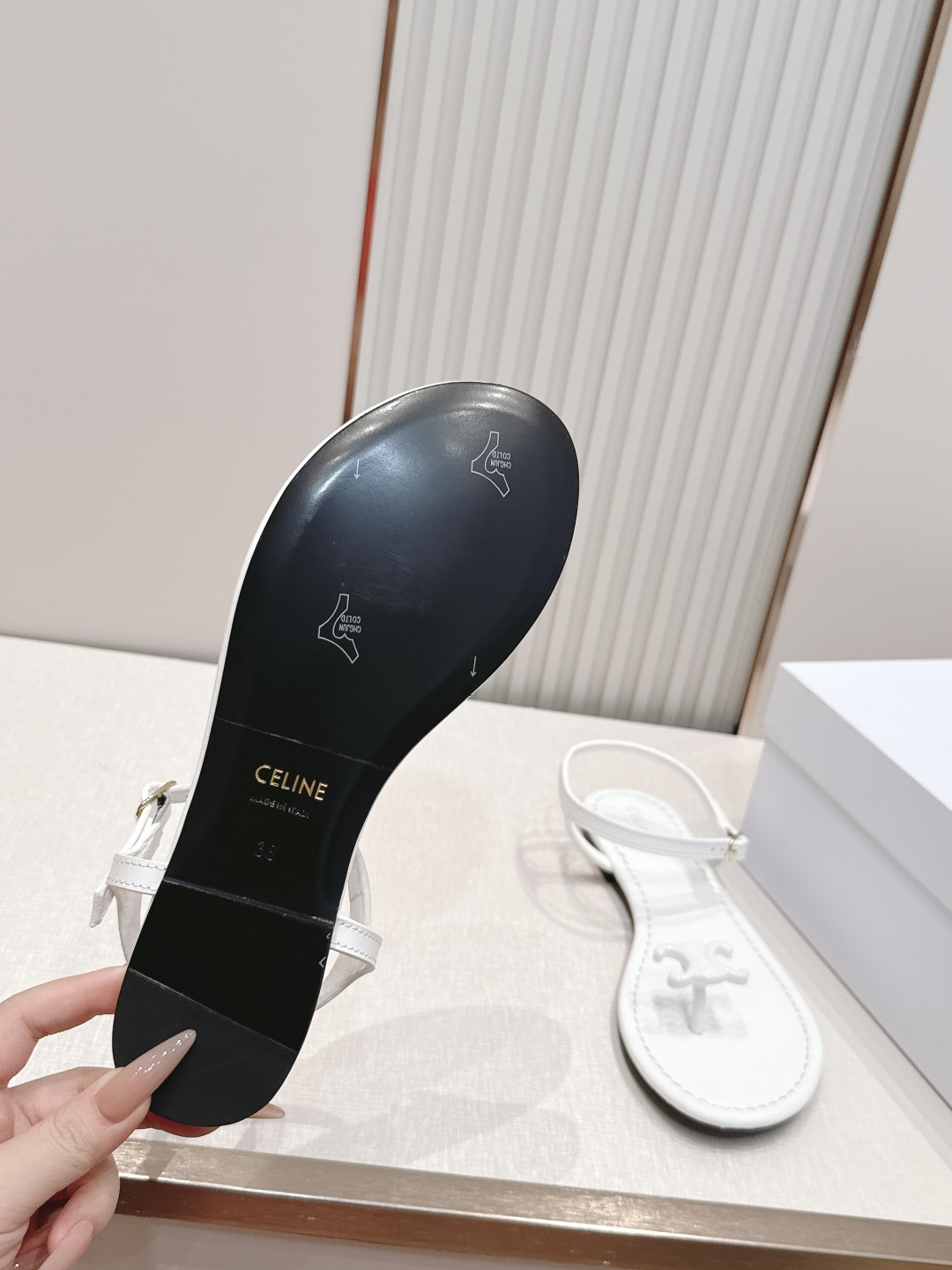 Celine/赛琳26WF新品凯旋门全真皮夹脚凉鞋将法式松弛感与复古经典完美融合成为夏日不可或缺的时尚单