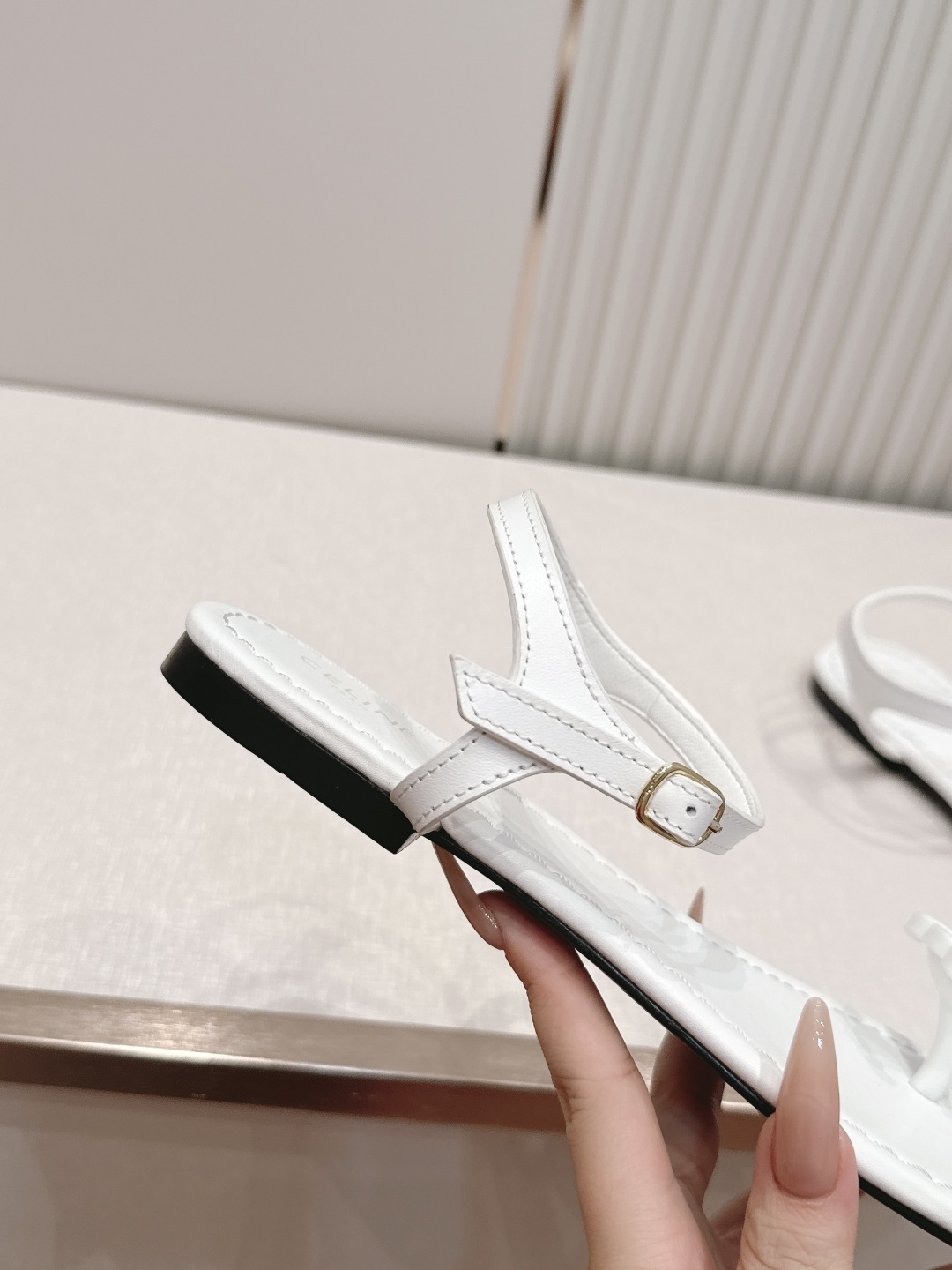 Celine/赛琳26WF新品凯旋门全真皮夹脚凉鞋将法式松弛感与复古经典完美融合成为夏日不可或缺的时尚单