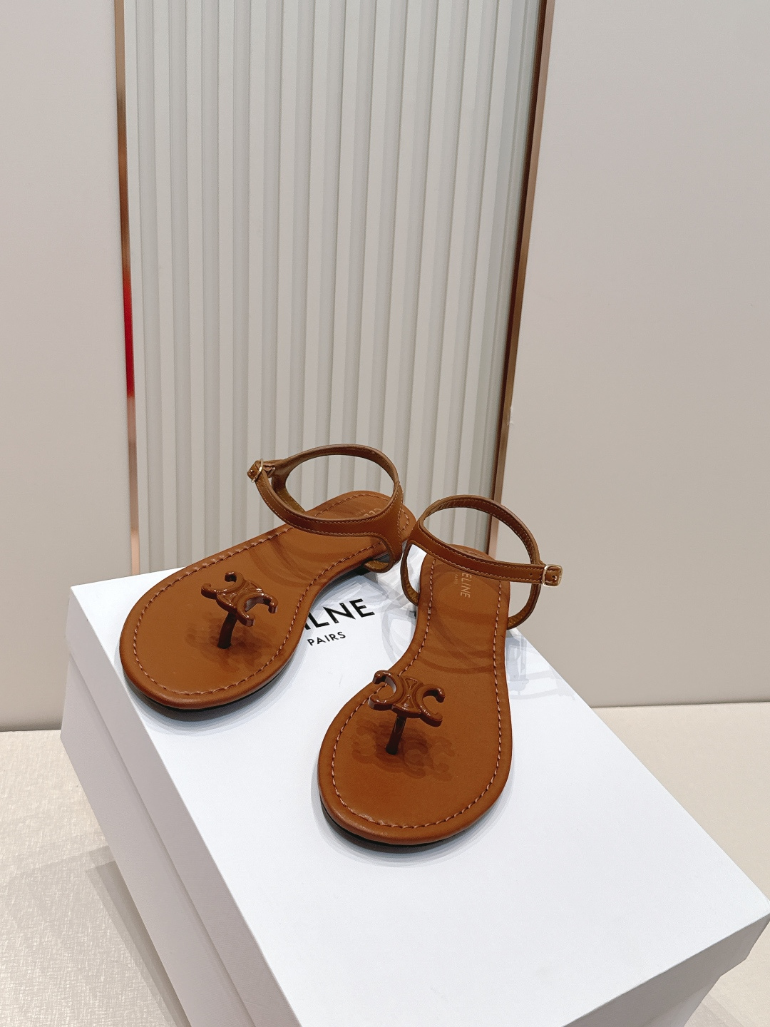 Celine/赛琳26WF新品凯旋门全真皮夹脚凉鞋将法式松弛感与复古经典完美融合成为夏日不可或缺的时尚单