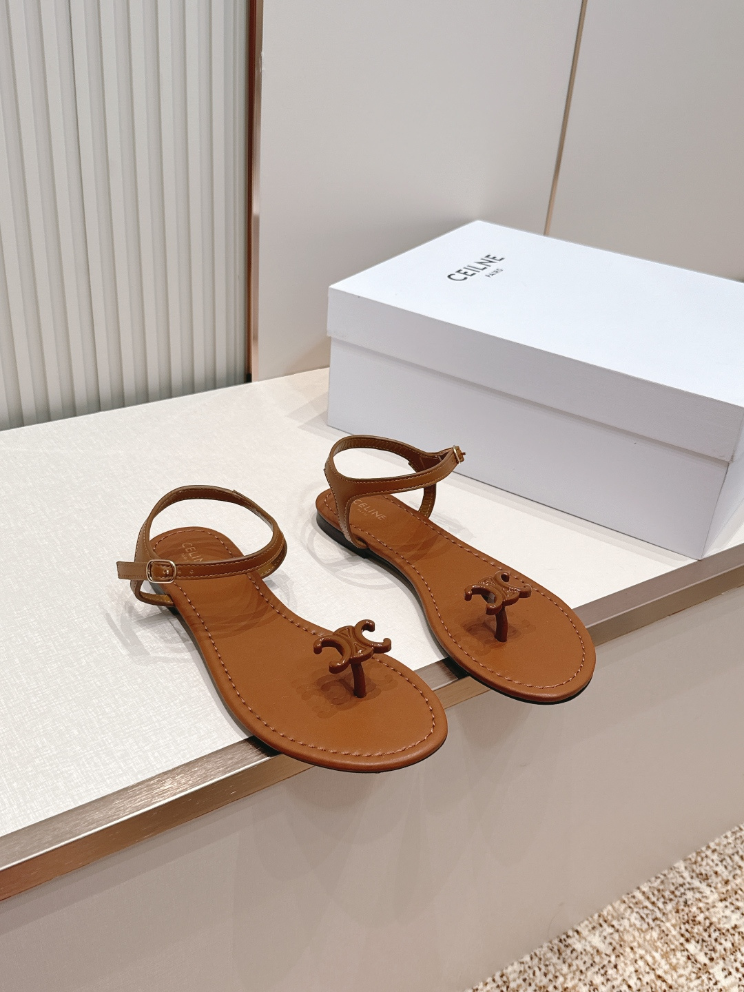 NO:816359,Celine/Celine 26WF new Arc de Triomphe all-genuine leather flip-flop sandals perfectly combine French relaxation with retro classics and become an indispensable fashion item in summer. Made of flexible sheepskin material, soft and elastic, waterproof and easy to care for, taking into account both appearance and practicality. The iconic Arc de Triomphe decorations embellish the flip-flops, low-key luxury and full brand recognition. The simple flip-flop + rear trip strap design is neat and elegant, fits the foot shape, and is comfortable to walk without burden.  Versatile and easy to match, it can be easily used in various scenes such as vacation, daily life or street. Step into French elegance. Sheepskin leather outsole size 35-39 (customized for 40), split-toe shoes, celine, celine, sandals, sheepskin, Leather soles19860909Celine/赛琳26WF新品凯旋门全真皮 夹脚凉鞋 将法式松弛感与复古经典完美融合 成为夏日不可或缺的时尚单品. 柔韧羊皮材质 软弹贴脚 防水易打理 兼顾颜值与实穿性. 标志性凯旋门饰件点缀夹脚处 低调奢华 品牌辨识度拉满 . 简约夹脚+后绊带设计 利落大方 贴合脚型 行走舒适无负担 . 百搭易配 轻松驾驭度假 日常或街头等多种场景 一步踏入法式优雅.羊皮 真皮大底 size35-39（40定制）,分趾鞋,celine,celine,sandals,sheepskin,Leather soles,Women's Shoes