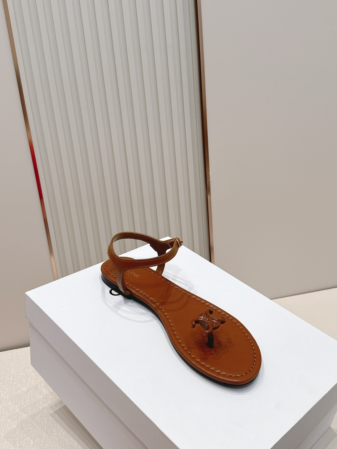 Celine/赛琳26WF新品凯旋门全真皮夹脚凉鞋将法式松弛感与复古经典完美融合成为夏日不可或缺的时尚单