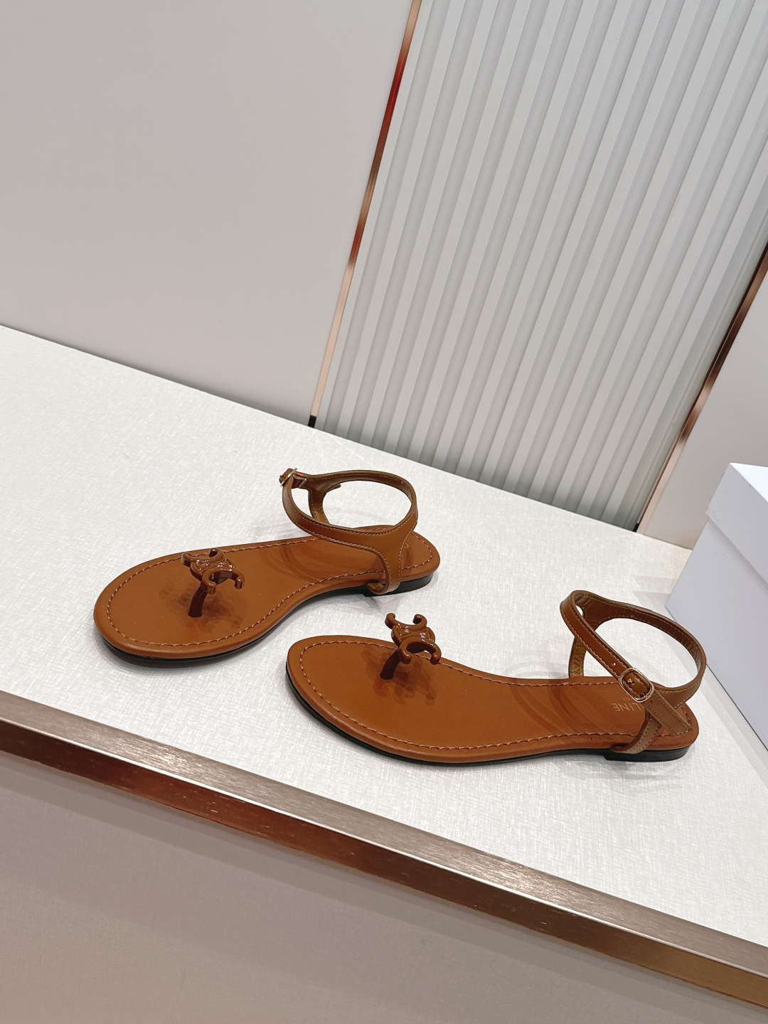 Celine/赛琳26WF新品凯旋门全真皮夹脚凉鞋将法式松弛感与复古经典完美融合成为夏日不可或缺的时尚单
