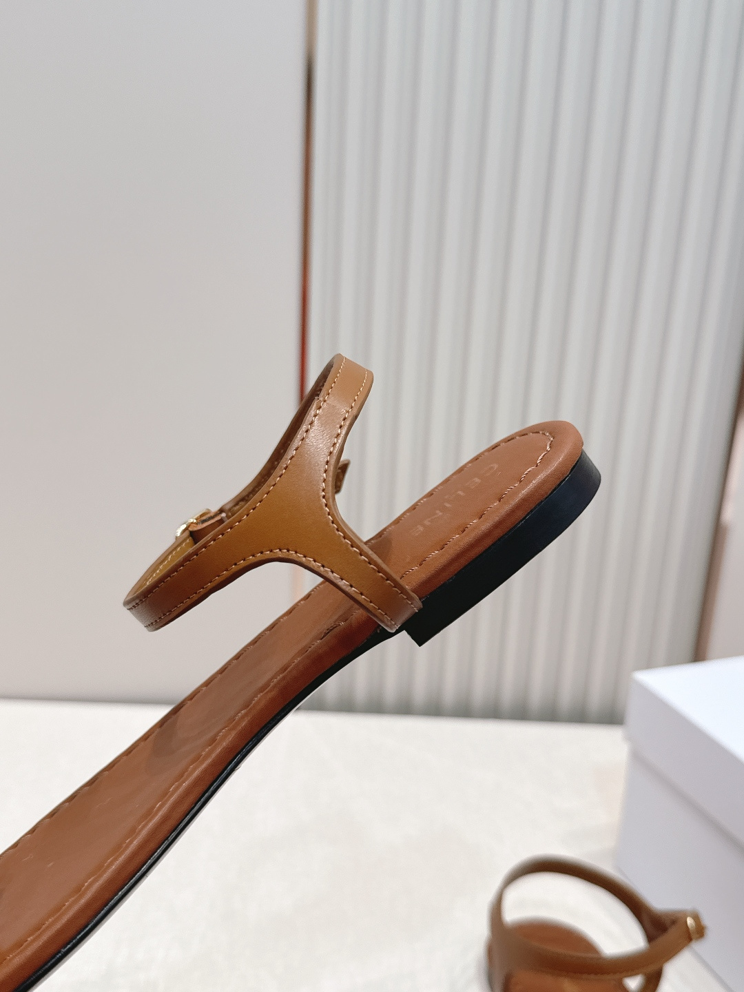 Celine/赛琳26WF新品凯旋门全真皮夹脚凉鞋将法式松弛感与复古经典完美融合成为夏日不可或缺的时尚单