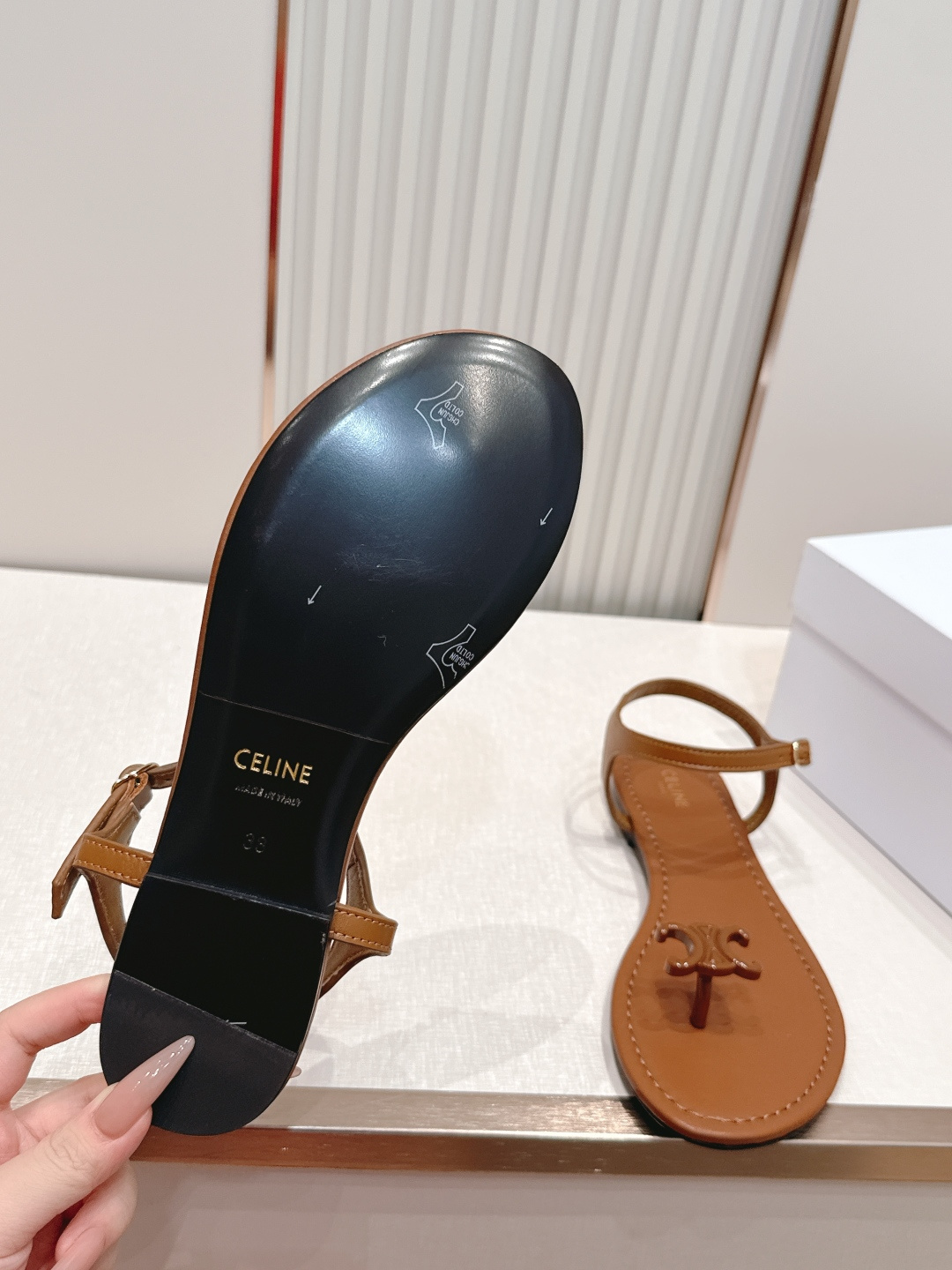 Celine/赛琳26WF新品凯旋门全真皮夹脚凉鞋将法式松弛感与复古经典完美融合成为夏日不可或缺的时尚单