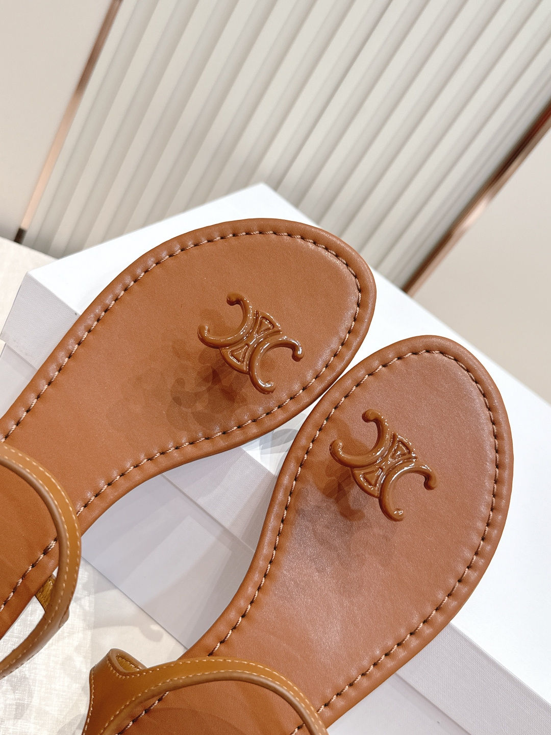 Celine/赛琳26WF新品凯旋门全真皮夹脚凉鞋将法式松弛感与复古经典完美融合成为夏日不可或缺的时尚单