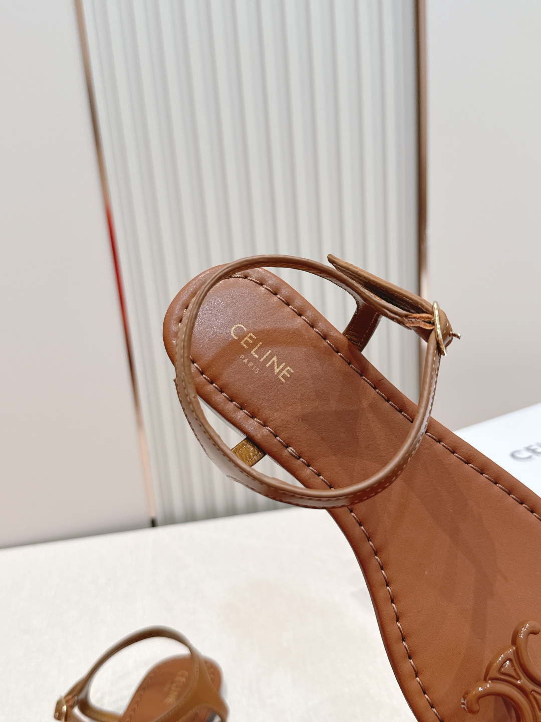 Celine/赛琳26WF新品凯旋门全真皮夹脚凉鞋将法式松弛感与复古经典完美融合成为夏日不可或缺的时尚单