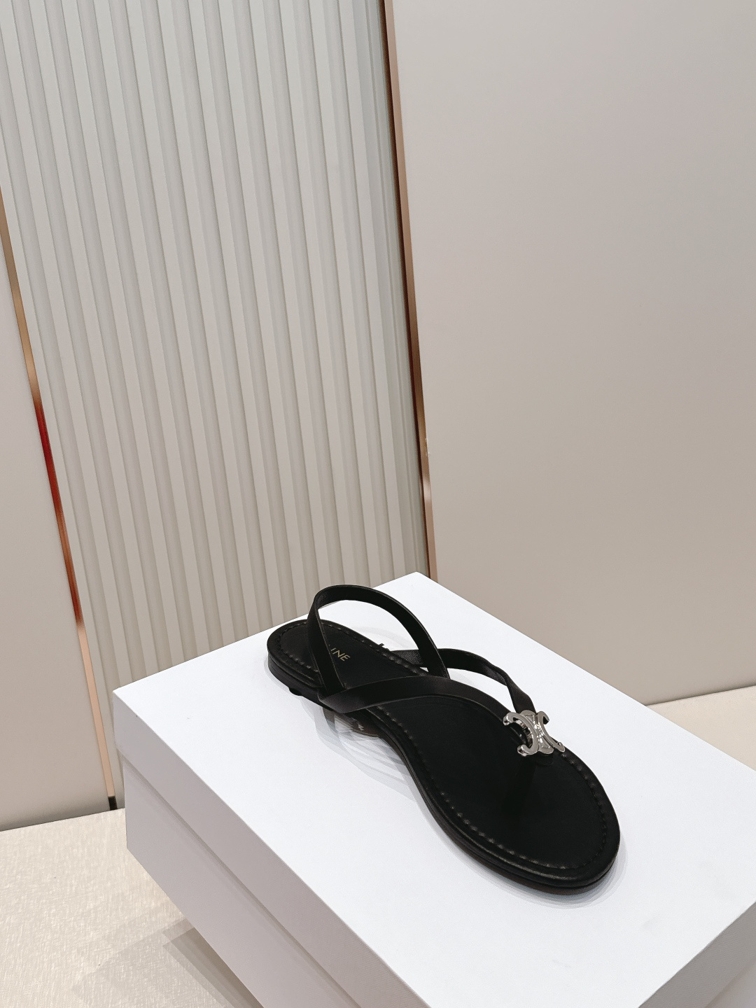 Celine/赛琳26WF新品凯旋门全真皮夹脚凉鞋将法式松弛感与复古经典完美融合成为夏日不可或缺的时尚单