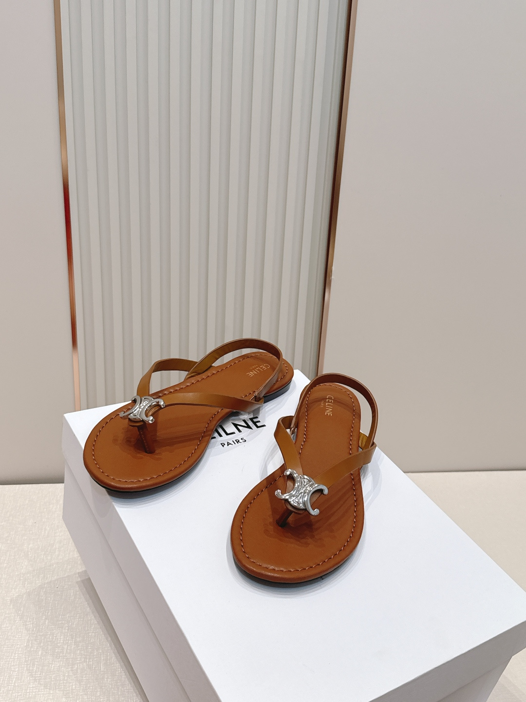 Celine/赛琳26WF新品凯旋门全真皮夹脚凉鞋将法式松弛感与复古经典完美融合成为夏日不可或缺的时尚单