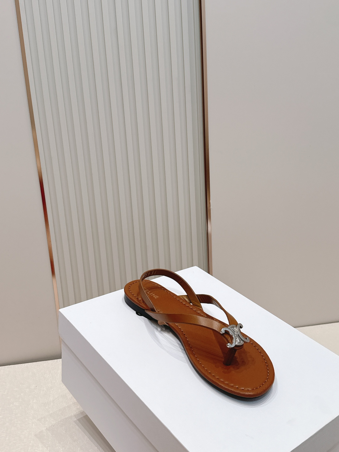 Celine/赛琳26WF新品凯旋门全真皮夹脚凉鞋将法式松弛感与复古经典完美融合成为夏日不可或缺的时尚单