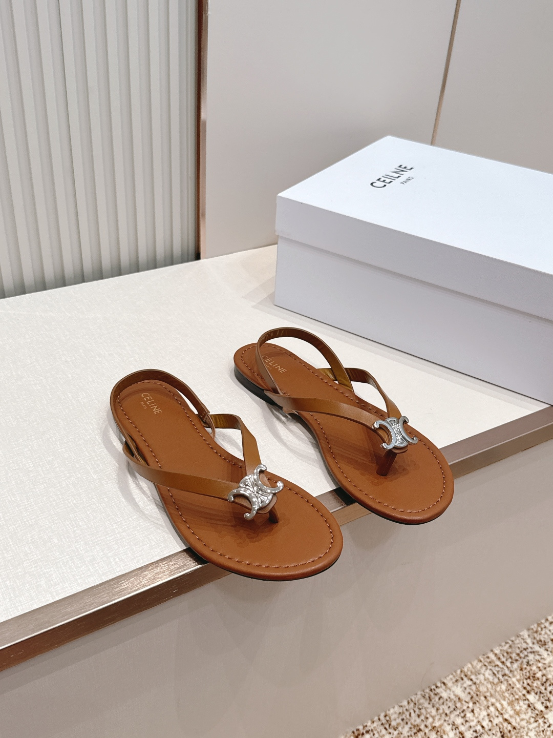 Celine/赛琳26WF新品凯旋门全真皮夹脚凉鞋将法式松弛感与复古经典完美融合成为夏日不可或缺的时尚单