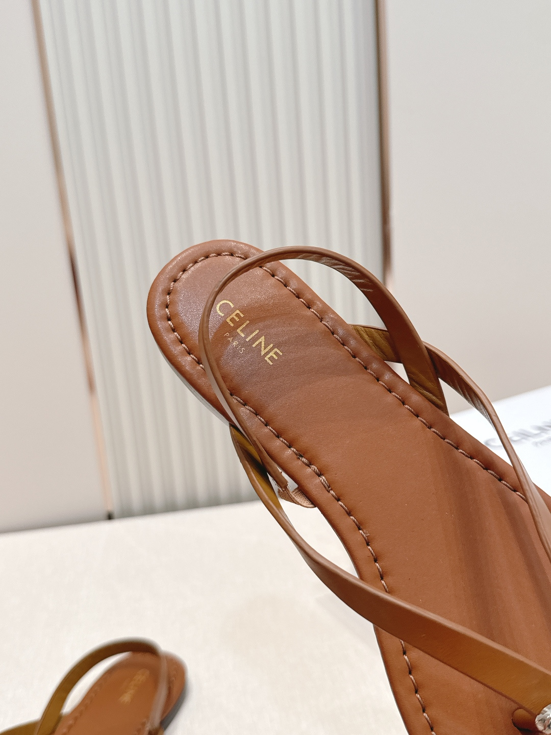 Celine/赛琳26WF新品凯旋门全真皮夹脚凉鞋将法式松弛感与复古经典完美融合成为夏日不可或缺的时尚单