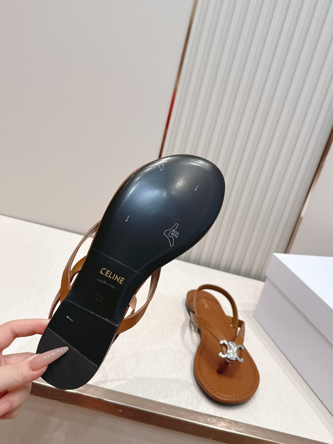 Celine/赛琳26WF新品凯旋门全真皮夹脚凉鞋将法式松弛感与复古经典完美融合成为夏日不可或缺的时尚单