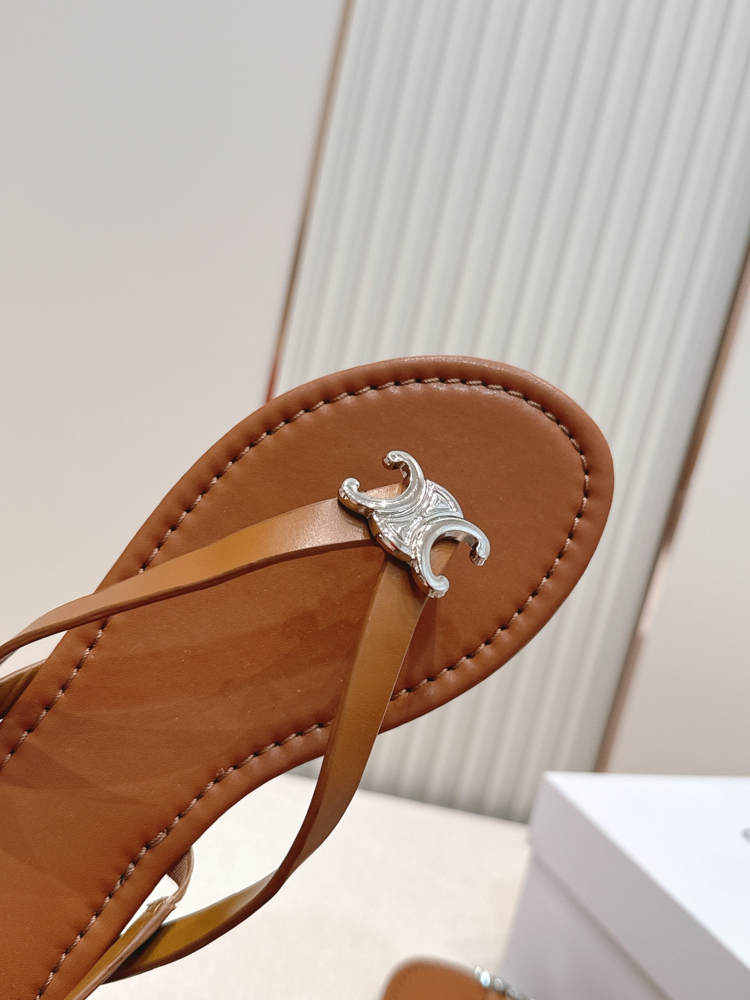 Celine/赛琳26WF新品凯旋门全真皮夹脚凉鞋将法式松弛感与复古经典完美融合成为夏日不可或缺的时尚单