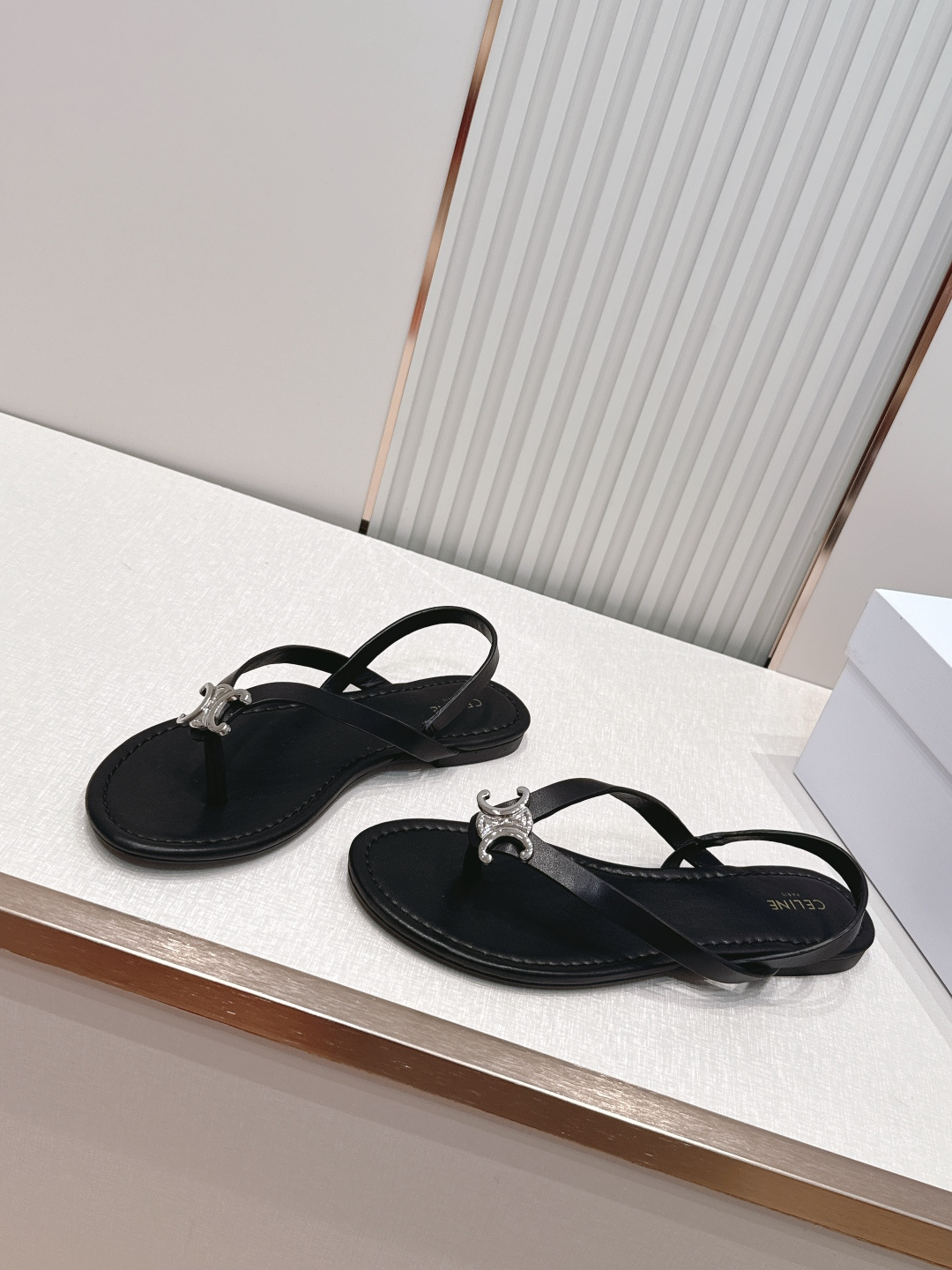 Celine/赛琳26WF新品凯旋门全真皮夹脚凉鞋将法式松弛感与复古经典完美融合成为夏日不可或缺的时尚单