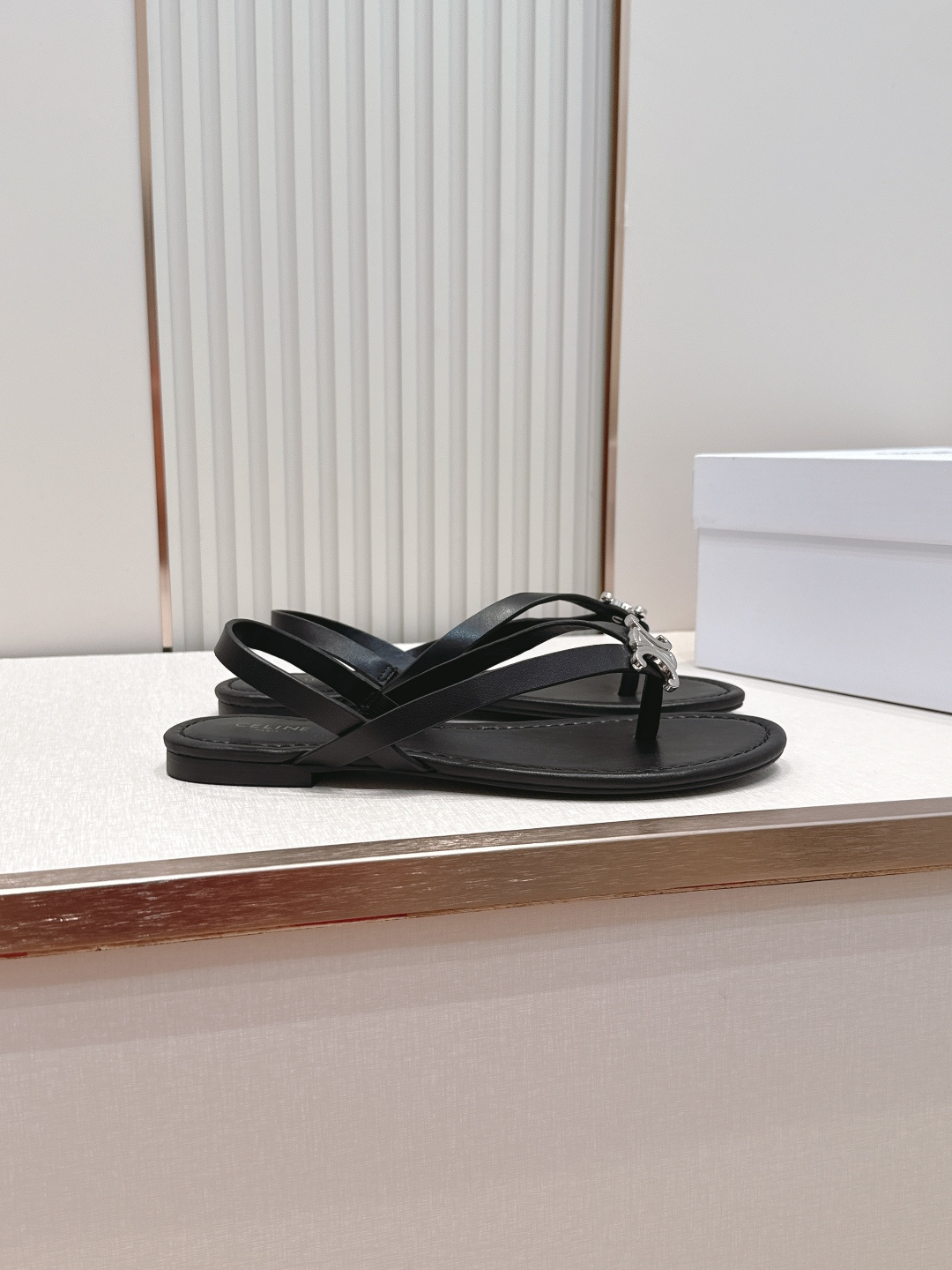 Celine/赛琳26WF新品凯旋门全真皮夹脚凉鞋将法式松弛感与复古经典完美融合成为夏日不可或缺的时尚单