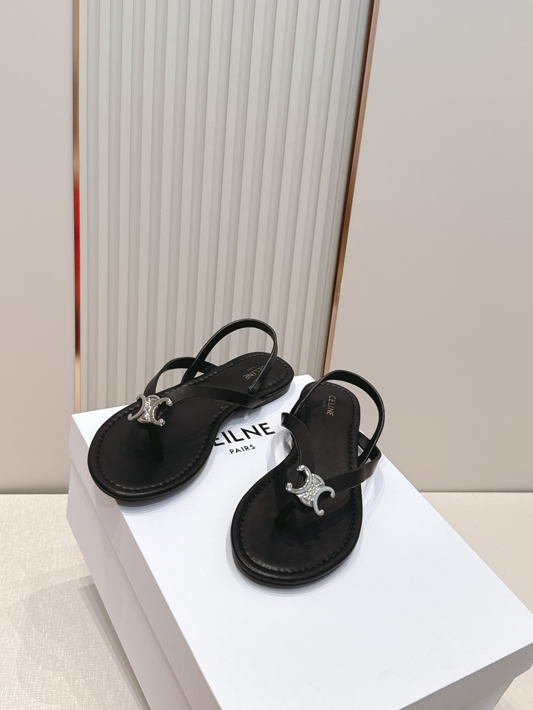 Celine/赛琳26WF新品凯旋门全真皮夹脚凉鞋将法式松弛感与复古经典完美融合成为夏日不可或缺的时尚单
