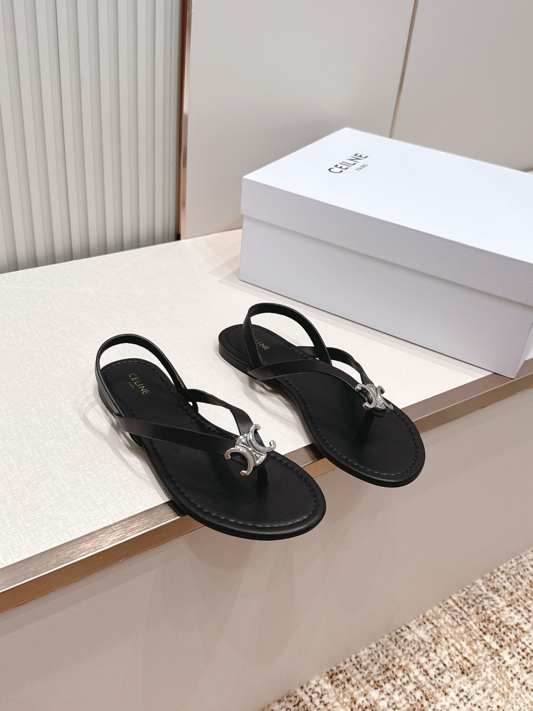 Celine/赛琳26WF新品凯旋门全真皮夹脚凉鞋将法式松弛感与复古经典完美融合成为夏日不可或缺的时尚单