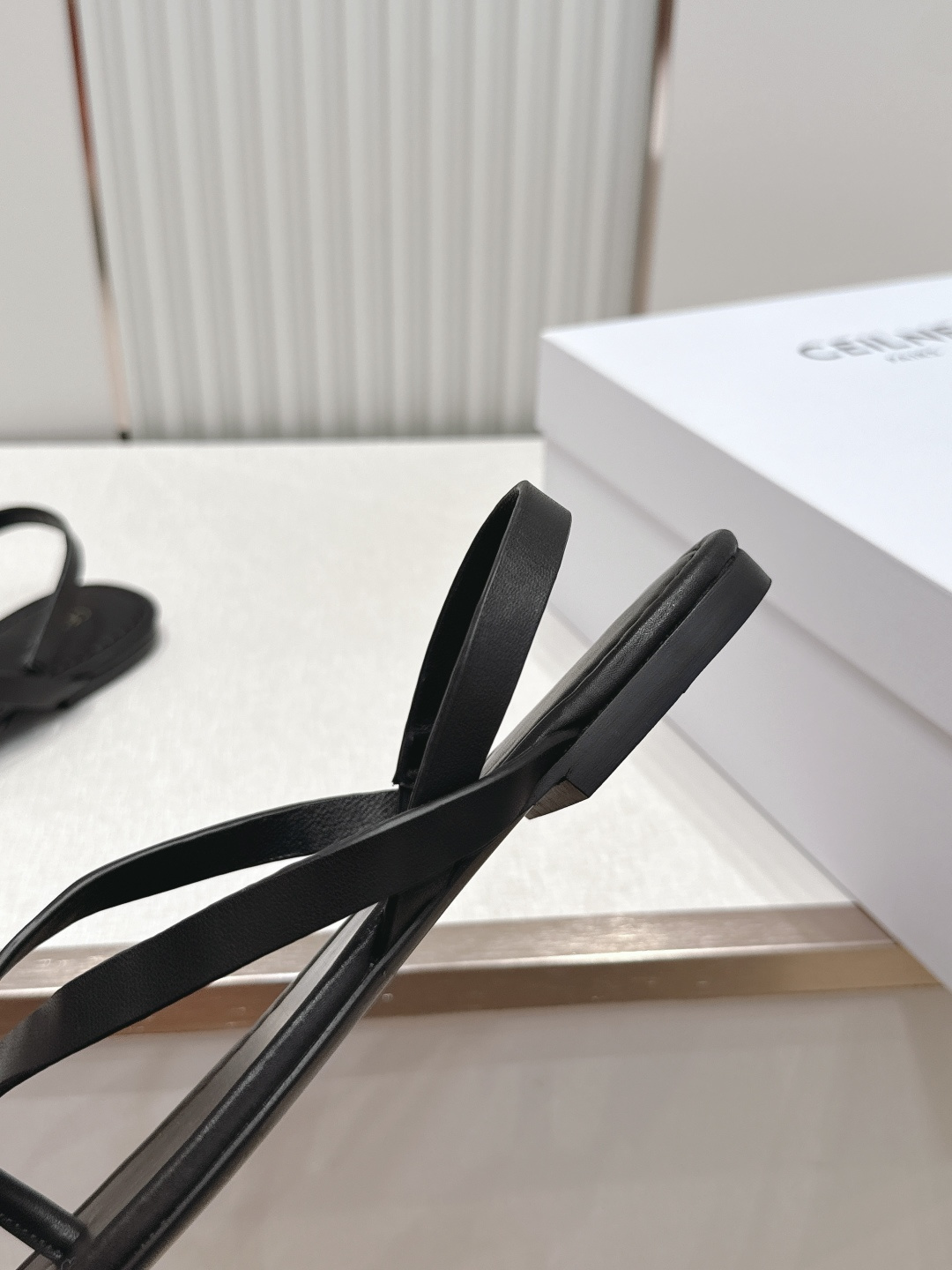 Celine/赛琳26WF新品凯旋门全真皮夹脚凉鞋将法式松弛感与复古经典完美融合成为夏日不可或缺的时尚单