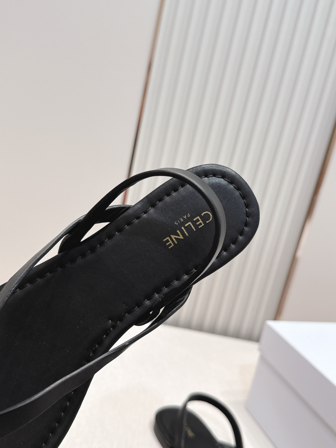 Celine/赛琳26WF新品凯旋门全真皮夹脚凉鞋将法式松弛感与复古经典完美融合成为夏日不可或缺的时尚单