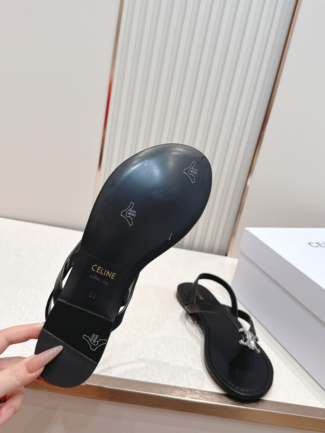 Celine/赛琳26WF新品凯旋门全真皮夹脚凉鞋将法式松弛感与复古经典完美融合成为夏日不可或缺的时尚单