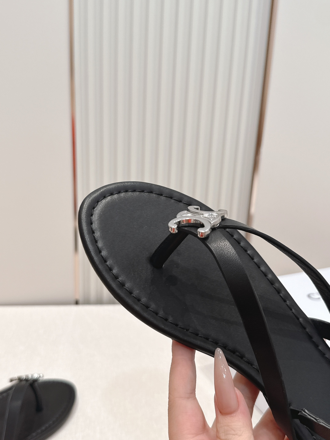 Celine/赛琳26WF新品凯旋门全真皮夹脚凉鞋将法式松弛感与复古经典完美融合成为夏日不可或缺的时尚单