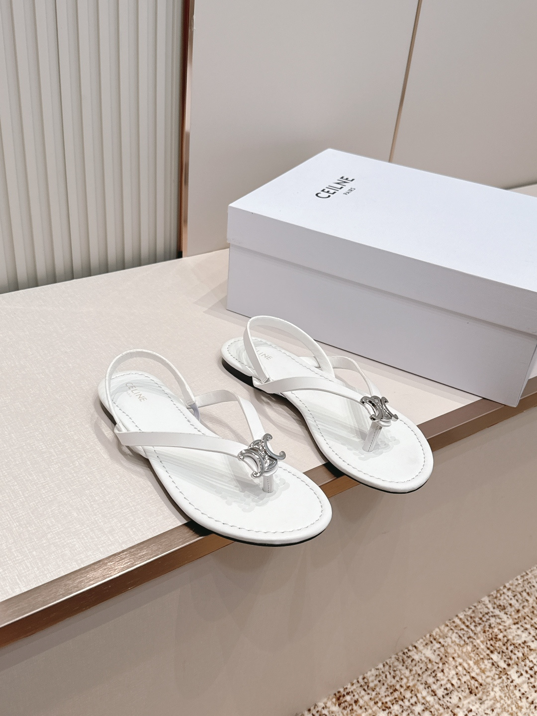Celine/赛琳26WF新品凯旋门全真皮夹脚凉鞋将法式松弛感与复古经典完美融合成为夏日不可或缺的时尚单