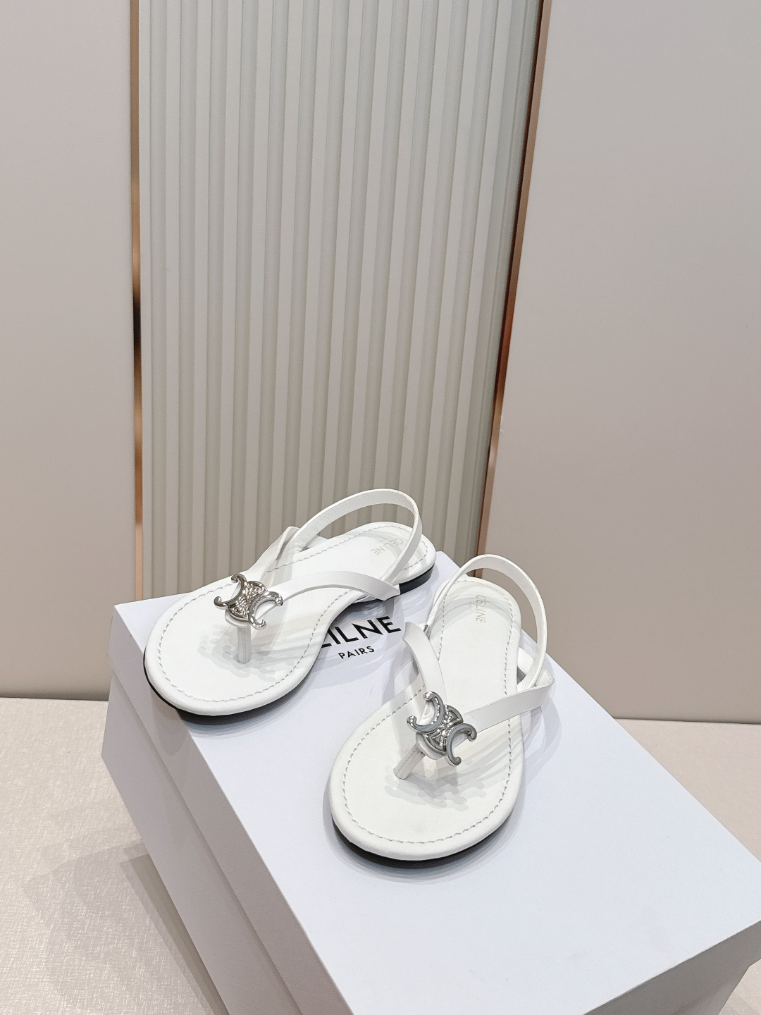 Celine/赛琳26WF新品凯旋门全真皮夹脚凉鞋将法式松弛感与复古经典完美融合成为夏日不可或缺的时尚单
