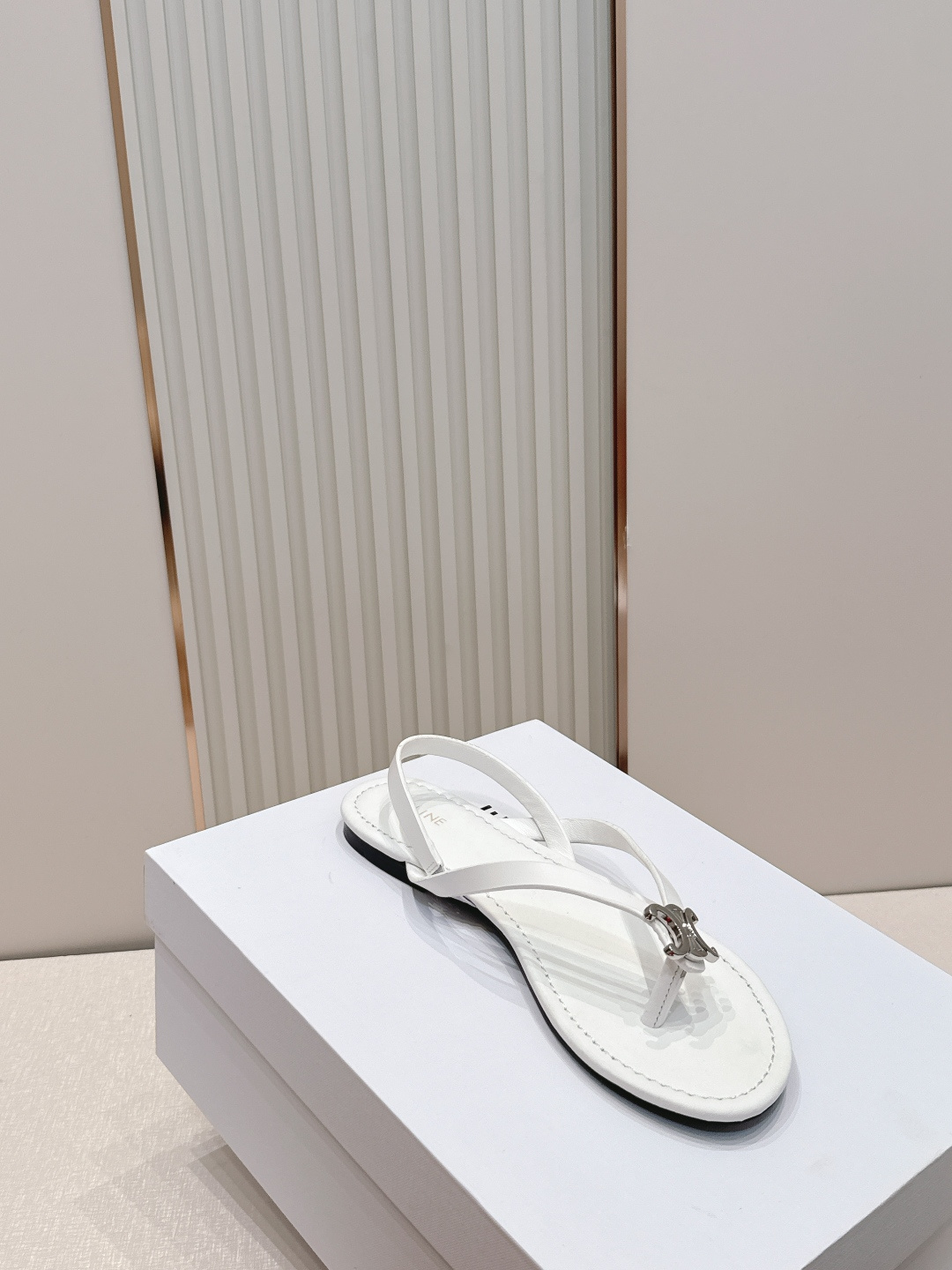 Celine/赛琳26WF新品凯旋门全真皮夹脚凉鞋将法式松弛感与复古经典完美融合成为夏日不可或缺的时尚单