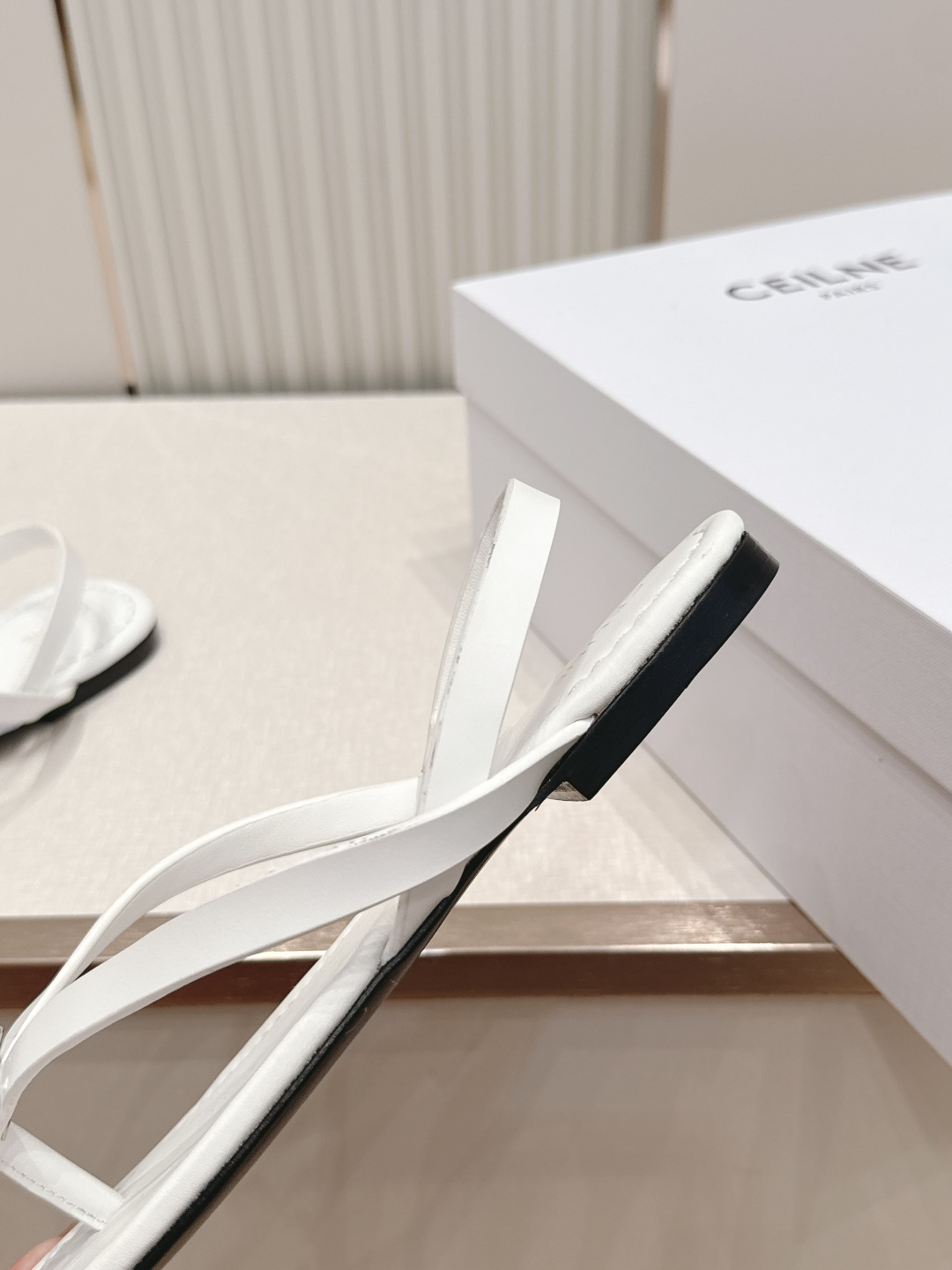 Celine/赛琳26WF新品凯旋门全真皮夹脚凉鞋将法式松弛感与复古经典完美融合成为夏日不可或缺的时尚单