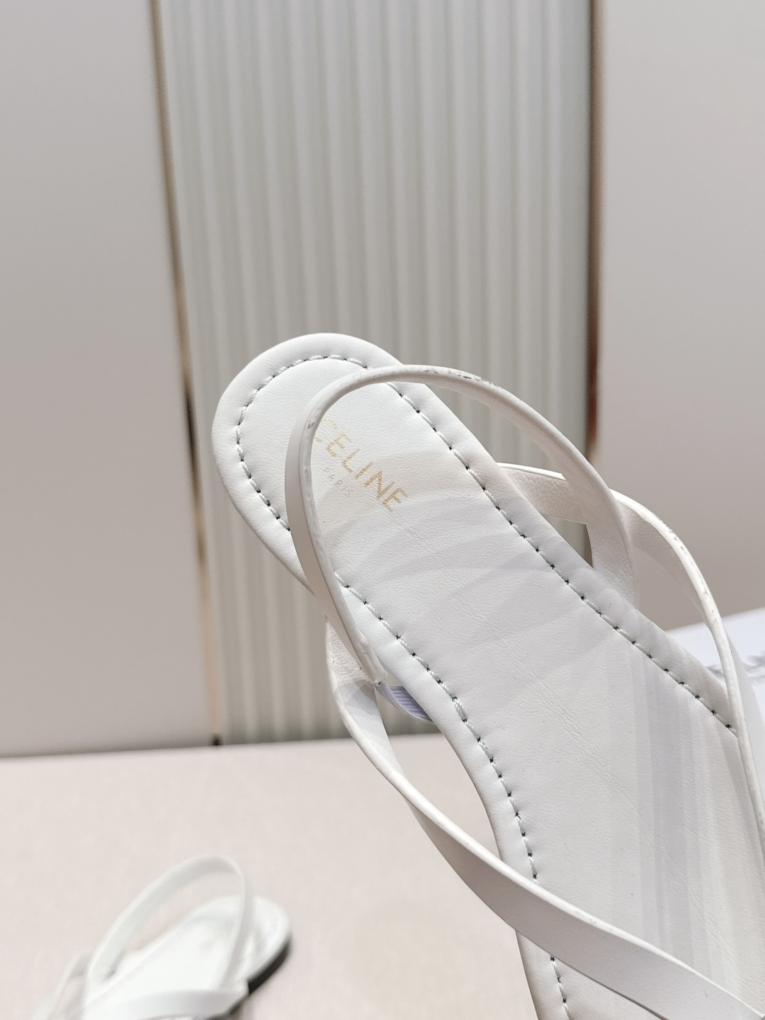 Celine/赛琳26WF新品凯旋门全真皮夹脚凉鞋将法式松弛感与复古经典完美融合成为夏日不可或缺的时尚单