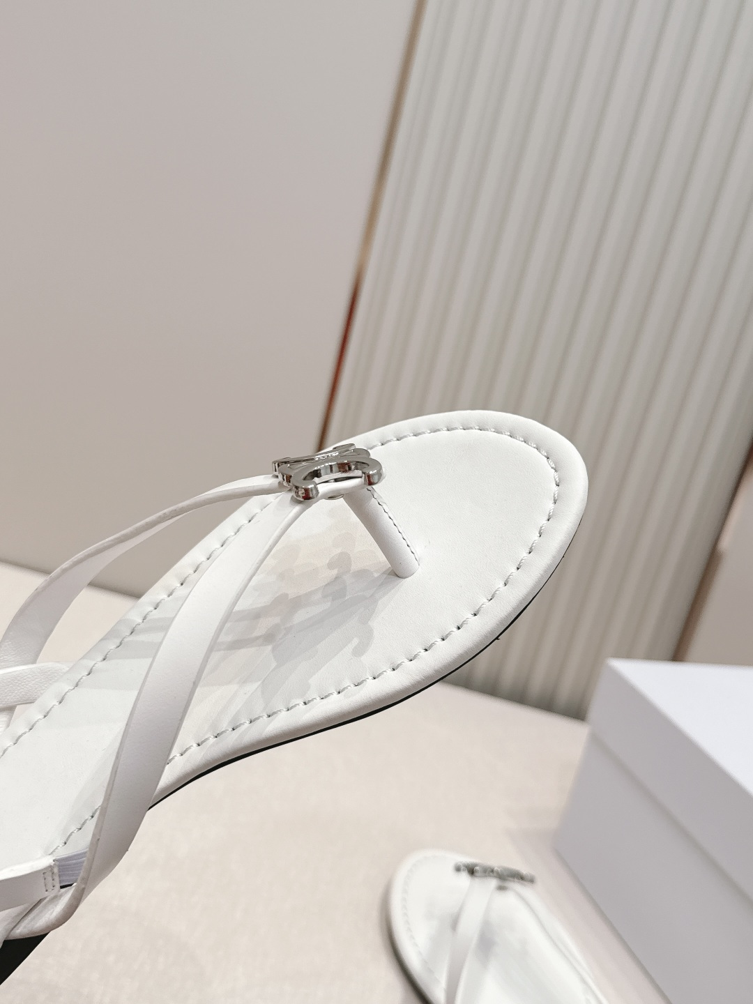 Celine/赛琳26WF新品凯旋门全真皮夹脚凉鞋将法式松弛感与复古经典完美融合成为夏日不可或缺的时尚单
