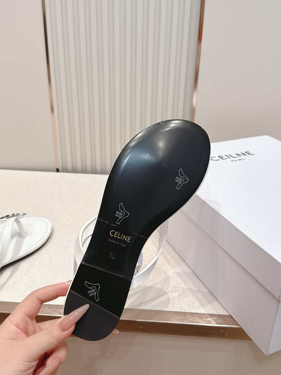 Celine/赛琳26WF新品凯旋门全真皮夹脚凉鞋将法式松弛感与复古经典完美融合成为夏日不可或缺的时尚单