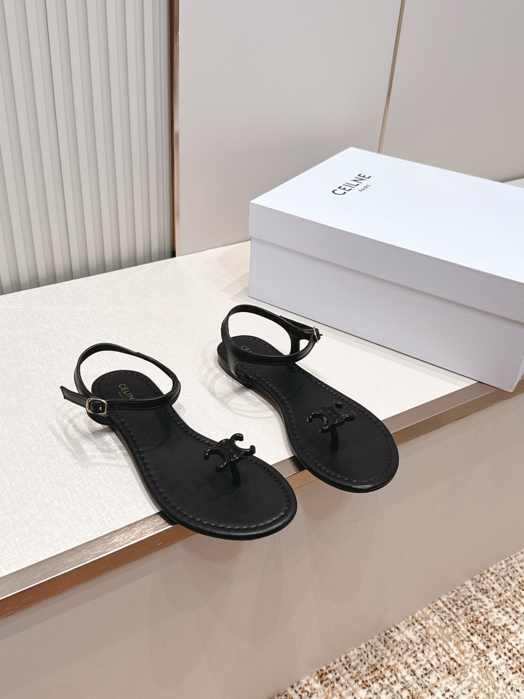 Celine/赛琳26WF新品凯旋门全真皮夹脚凉鞋将法式松弛感与复古经典完美融合成为夏日不可或缺的时尚单
