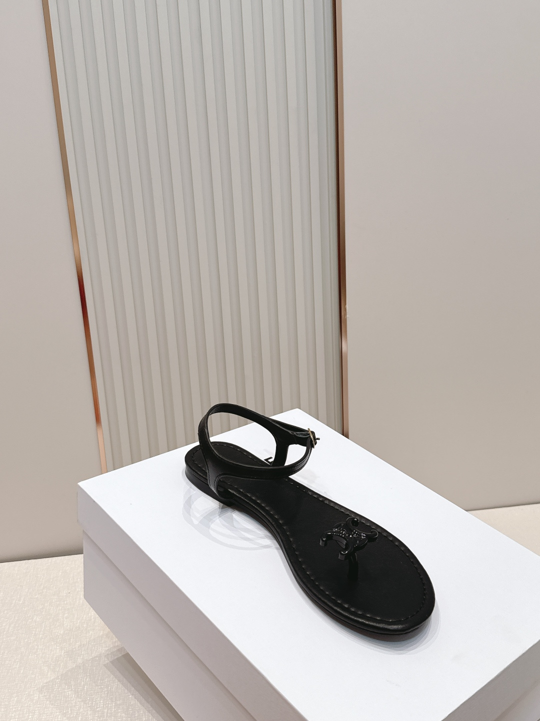 Celine/赛琳26WF新品凯旋门全真皮夹脚凉鞋将法式松弛感与复古经典完美融合成为夏日不可或缺的时尚单