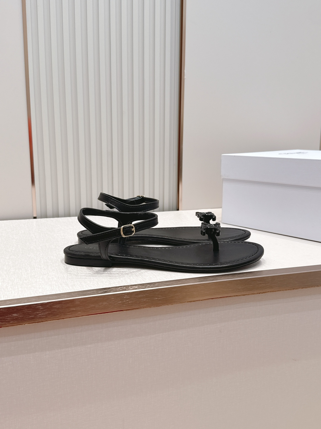 Celine/赛琳26WF新品凯旋门全真皮夹脚凉鞋将法式松弛感与复古经典完美融合成为夏日不可或缺的时尚单