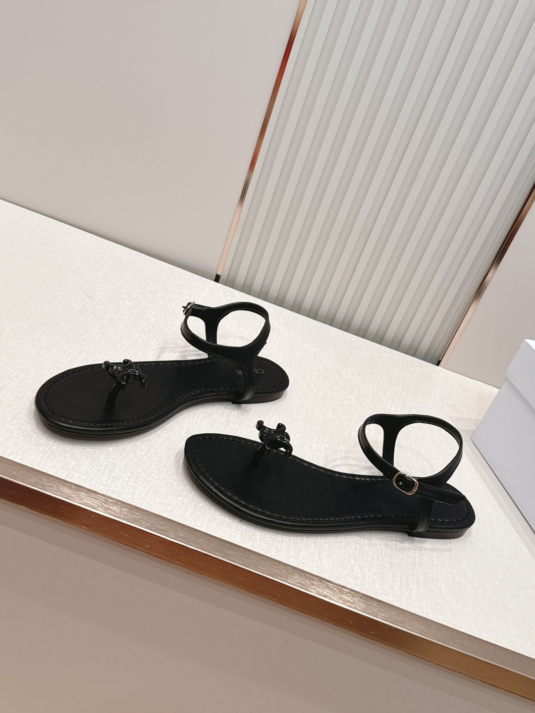 Celine/赛琳26WF新品凯旋门全真皮夹脚凉鞋将法式松弛感与复古经典完美融合成为夏日不可或缺的时尚单