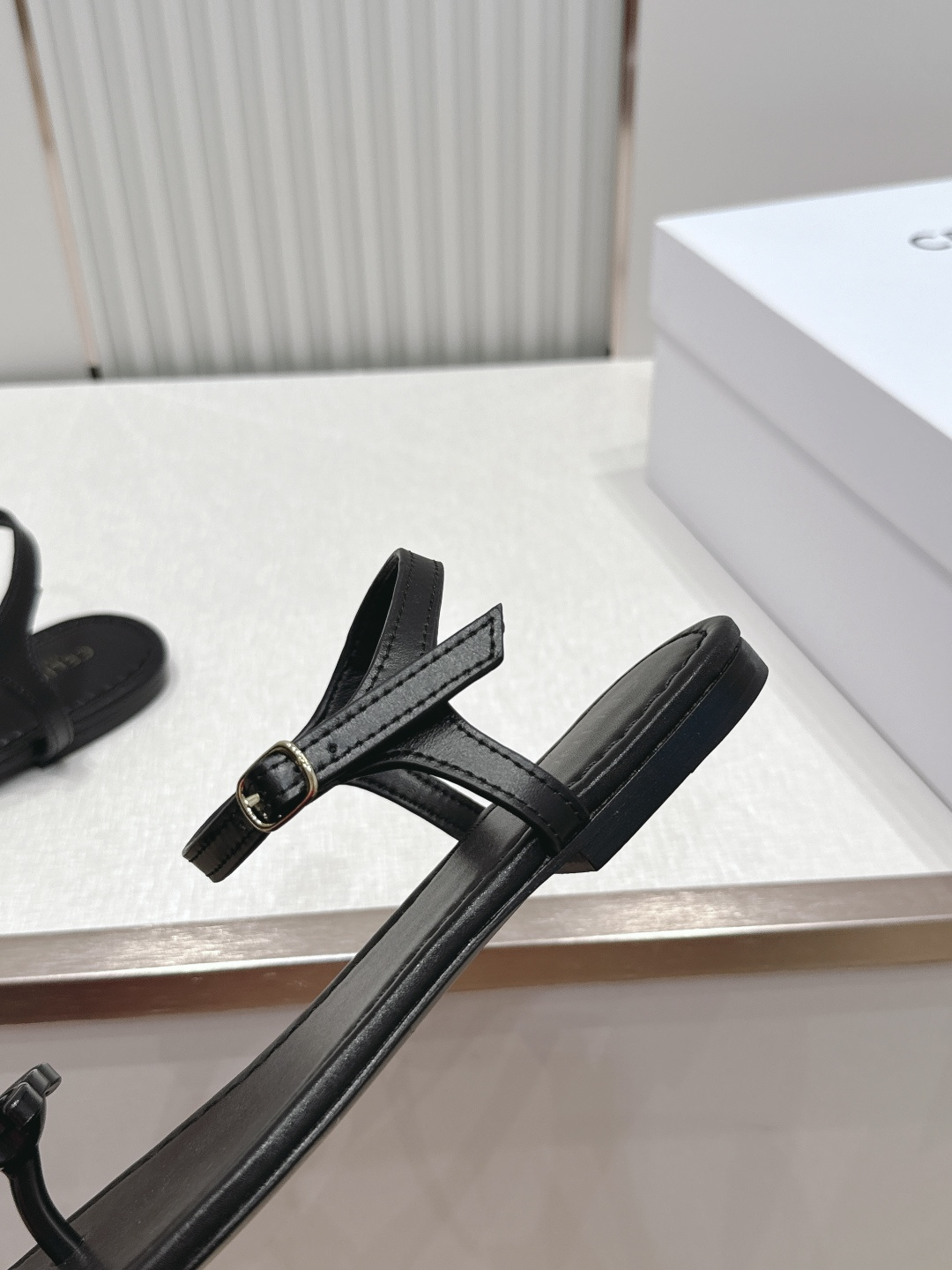 Celine/赛琳26WF新品凯旋门全真皮夹脚凉鞋将法式松弛感与复古经典完美融合成为夏日不可或缺的时尚单