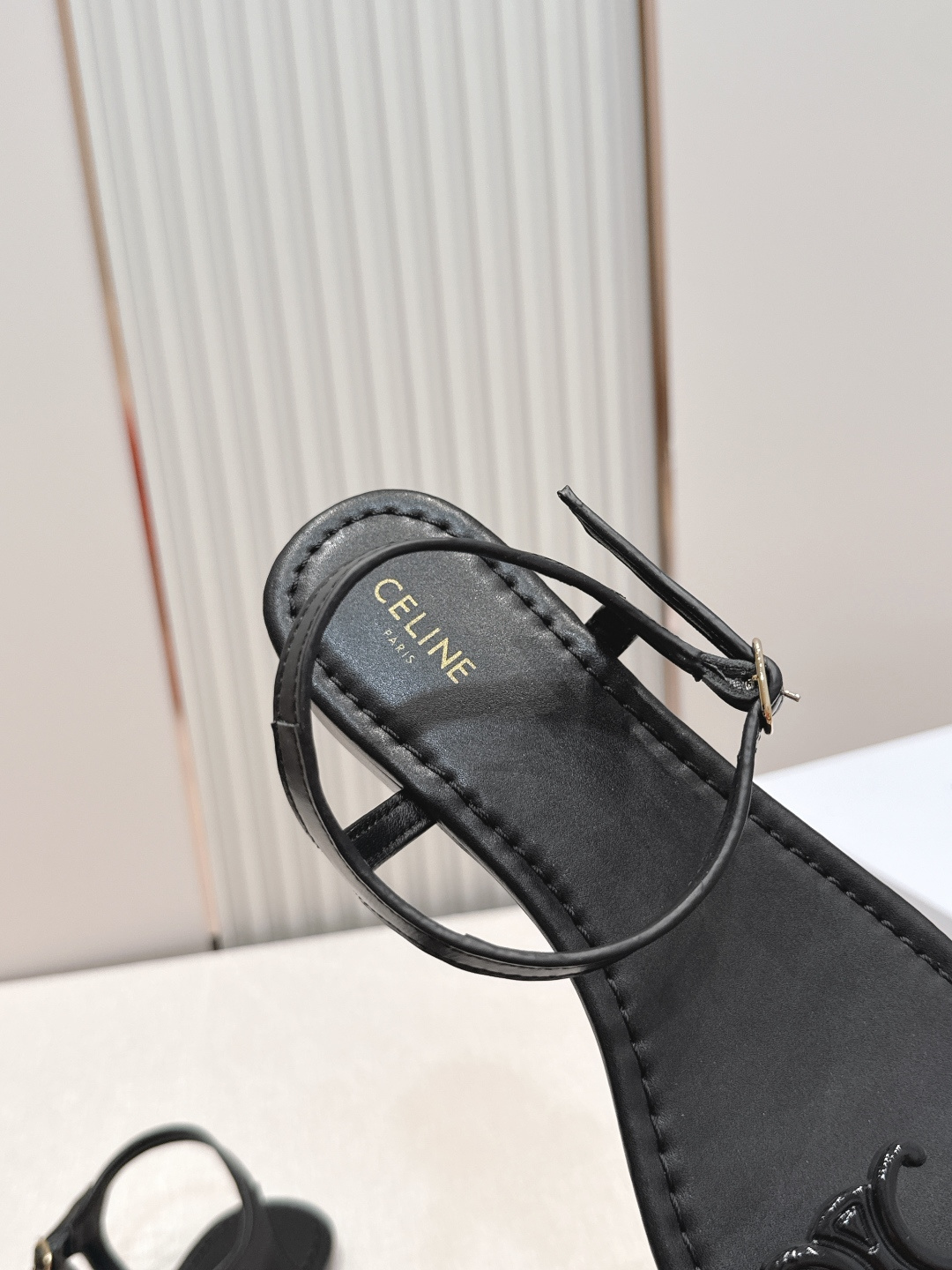 Celine/赛琳26WF新品凯旋门全真皮夹脚凉鞋将法式松弛感与复古经典完美融合成为夏日不可或缺的时尚单