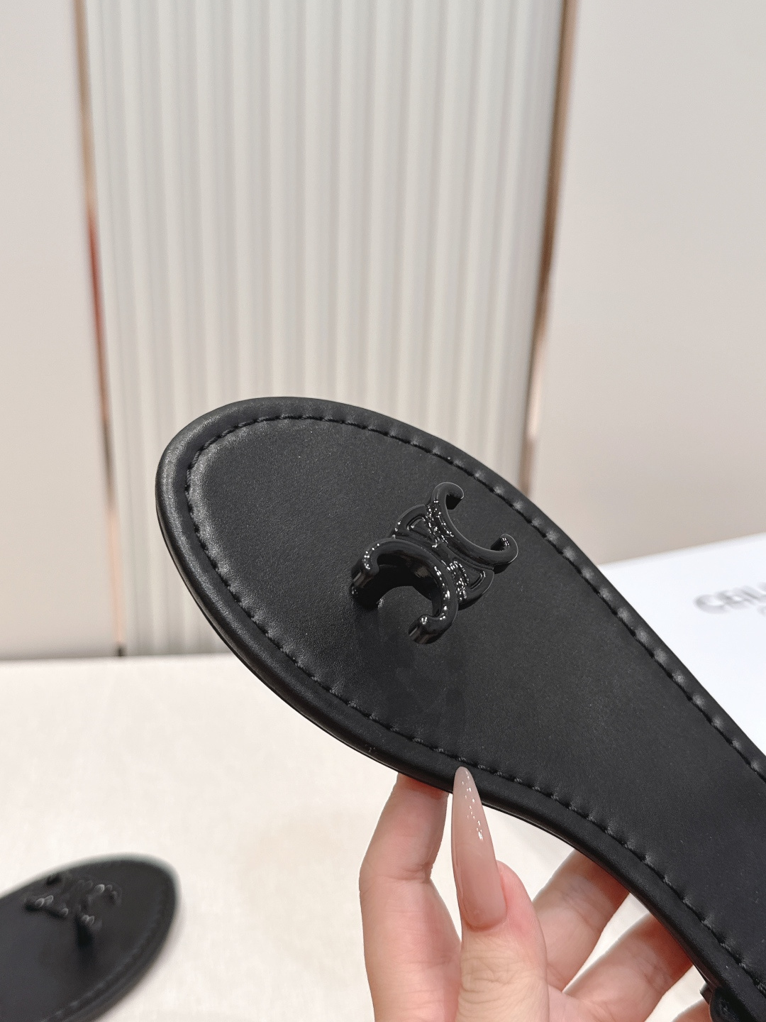 Celine/赛琳26WF新品凯旋门全真皮夹脚凉鞋将法式松弛感与复古经典完美融合成为夏日不可或缺的时尚单
