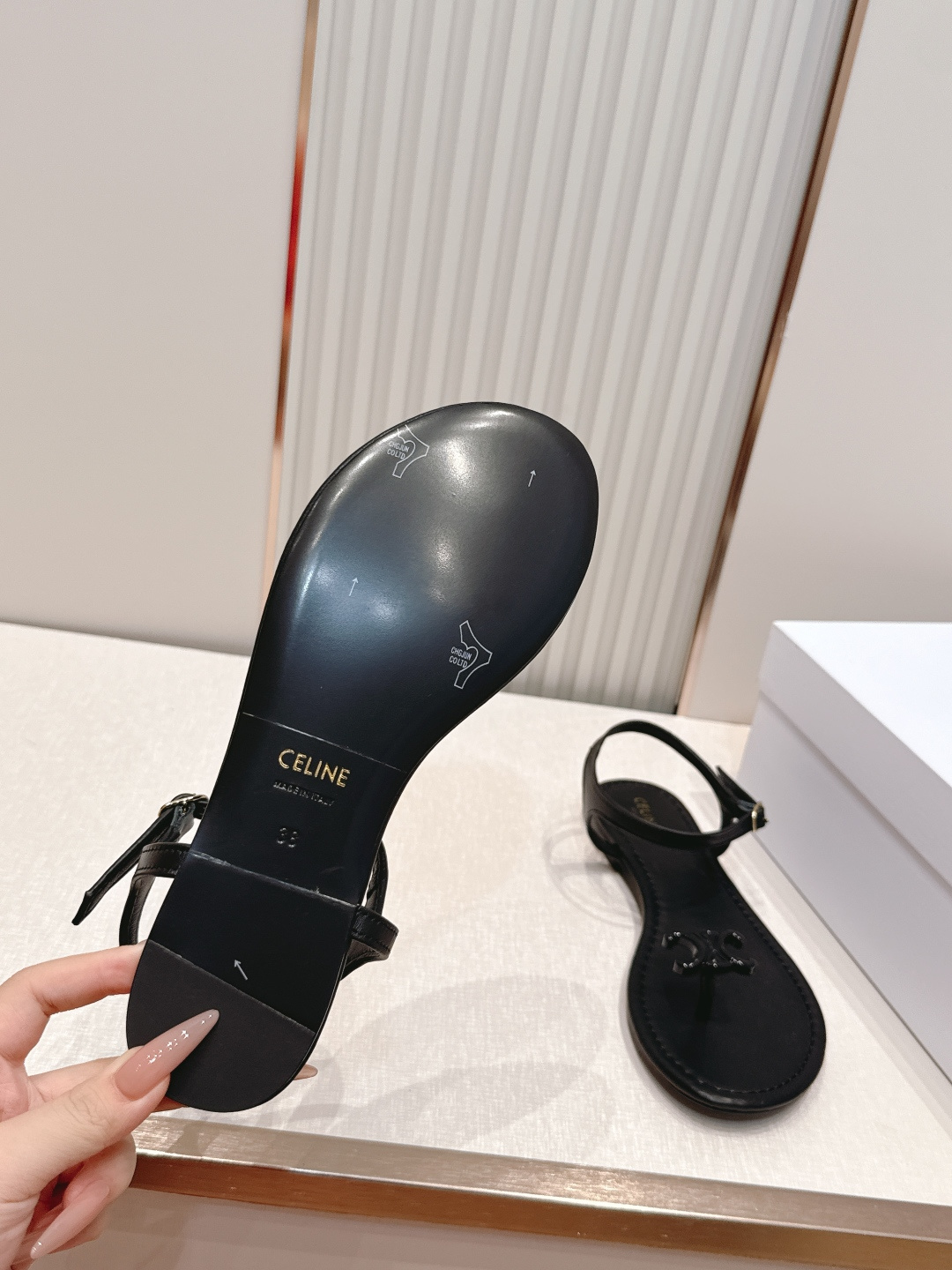 Celine/赛琳26WF新品凯旋门全真皮夹脚凉鞋将法式松弛感与复古经典完美融合成为夏日不可或缺的时尚单
