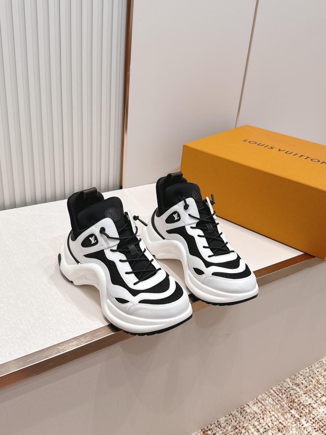 NO:816352,Top quality, newly upgraded Louis Vuitton 26 dad shoes, arch bridge sneakers, space shoes, original purchase, development and production. The top version of Dongguan LV Archlight sneakers are produced by Nicolas Ghesquière. This time they are overflowing with plain and metallic cow leather trimmings. The wide tongue and elastic wavy outsole continue the classic design, and the latter cleverly increases the visual height. Monogram  Canvas back strap completes the details. Fabric: Imported first-layer cowhide, original customized breathable mesh lining + cowhide foot pads, original molded genuine U-shaped arch outsole, sole thickness 5CM, Size35-40, dad shoes, louis vuitton, louis vuitton, louis vuitton, sneakers, cowhide19860909顶级品质 全新升级Louis Vuitton 路易斯威登 26 老爹鞋 拱桥运动鞋 太空鞋 原版购入开发 做货 东莞顶级版本 LV Archlight 运动鞋出自 Nicolas Ghesquière 之手,此次洋溢 搭配素净和金属质感牛皮革饰边.宽大鞋舌和弹力波浪形外底延续经典设计,后者巧妙增加视觉高度.Monogram 帆布后袢带完善细节. 面料:进口头层牛皮 内里原版定制透气网里+牛皮垫脚 鞋底原版开模正版U型拱桥大底 底厚5CM Size35-40,老爹鞋,louis vuitton,louis vuitton,louis vuitton,sneakers,cowhide,Women's Shoes