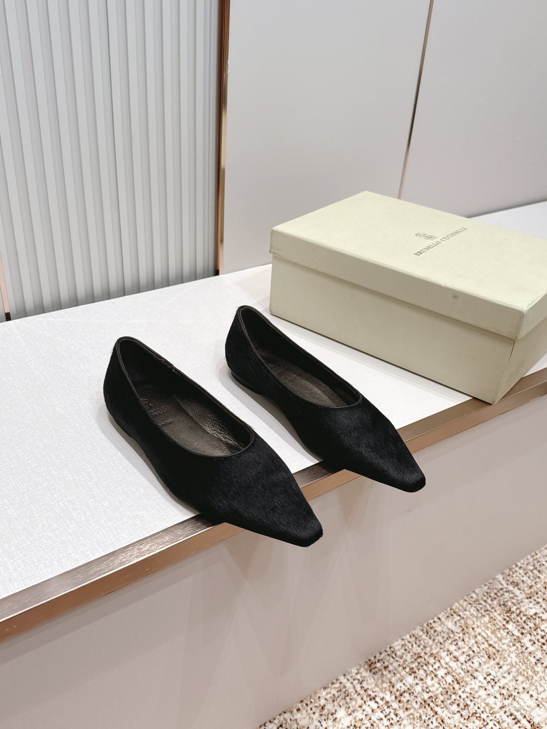 NO:816350,Top version of BC 2026 new series point-toe flat shoes BrunelloCucinelli. The classic inspiration from fashion short boots defines the modern elegant style. The precious imported calf leather shows unique mottled patterns. It allows you to show your fashionable personality in comfort. It brings you better comfort. It is also a classic shoe that you won’t want to take off when you put it on. The original version is reproduced one to one. The fabric is imported horse hair and the lining is imported sheepskin.  Size 35-39 (custom order of 40 is non-refundable), single shoes, brunello cucinelli, boots, sheepskin19860909顶版 BC 2026新款系列 尖头平底单鞋 BrunelloCucinelli 源自时装短靴的经典灵感定义了现代优雅风格.珍贵的进口小牛京皮上展现着别致的斑驳.让您在舒适中彰显时尚性格.给您带来更好的舒适度,又是款穿上就不愿脱下的一款经典鞋款,原版一比一复刻. 面料进口马毛 内里进口羊皮里 码数35-39（40订做不退换）,单鞋,brunello cucinelli,boots,sheepskin,Women's Shoes
