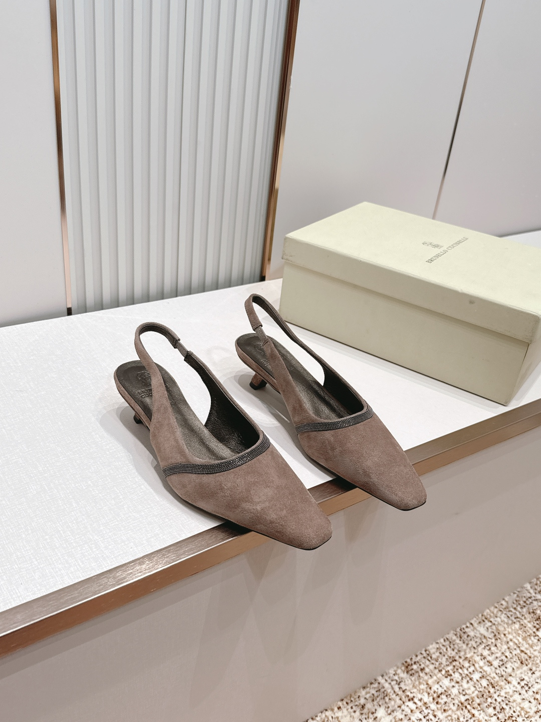 NO:816343,Top version P BC 2026 new series Pointed toe mid-heel kitten heel sandals BrunelloCucinelli The classic inspiration from fashion short boots defines the modern elegant style. The precious imported calf leather shows unique mottled colors, allowing you to show your fashionable personality in comfort. It brings you better comfort, and it is a classic shoe that you won’t want to take off when you put it on. The original version is reproduced one to one. The fabric is imported cowhide/cow leather and the lining is imported sheepskin.  Size 35-39 (40 orders are not returnable), sandals, brunello cucinelli, sandals, boots, cowhide, sheepskin19860909顶版 P BC 2026新款系列 尖头后空中跟小猫跟凉鞋 BrunelloCucinelli 源自时装短靴的经典灵感定义了现代优雅风格.珍贵的进口小牛京皮上展现着别致的斑驳.让您在舒适中彰显时尚性格.给您带来更好的舒适度,又是款穿上就不愿脱下的一款经典鞋款,原版一比一复刻. 面料进口牛皮/牛猄 内里进口羊皮里 码数35-39（40订做不退换）,凉鞋,brunello cucinelli,sandals,boots,cowhide,sheepskin,Women's Shoes