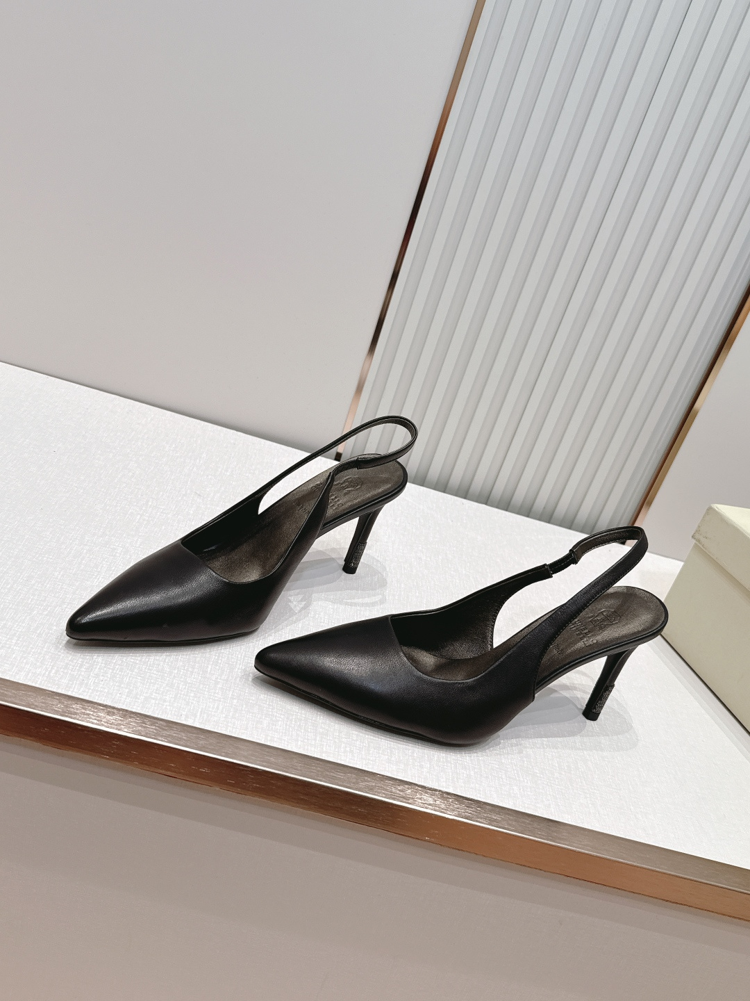 NO:816346,Top version P BC 2026 new series Pointed toe back high-heeled sandals BrunelloCucinelli The classic inspiration from fashion short boots defines the modern elegant style. The precious imported calf leather shows unique mottled patterns, allowing you to show your fashionable personality in comfort. It brings you better comfort, and it is a classic shoe that you will not want to take off when you put it on. The original version is reproduced one to one. The fabric is imported cowhide and the lining is imported sheepskin.  Size 35-39 (40 orders are not returnable), sandals, brunello cucinelli, sandals, boots, cowhide, sheepskin19860909顶版 P BC 2026新款系列 尖头后空高跟凉鞋 BrunelloCucinelli 源自时装短靴的经典灵感定义了现代优雅风格.珍贵的进口小牛京皮上展现着别致的斑驳.让您在舒适中彰显时尚性格.给您带来更好的舒适度,又是款穿上就不愿脱下的一款经典鞋款,原版一比一复刻. 面料进口牛皮 内里进口羊皮里 码数35-39（40订做不退换）,凉鞋,brunello cucinelli,sandals,boots,cowhide,sheepskin,Women's Shoes